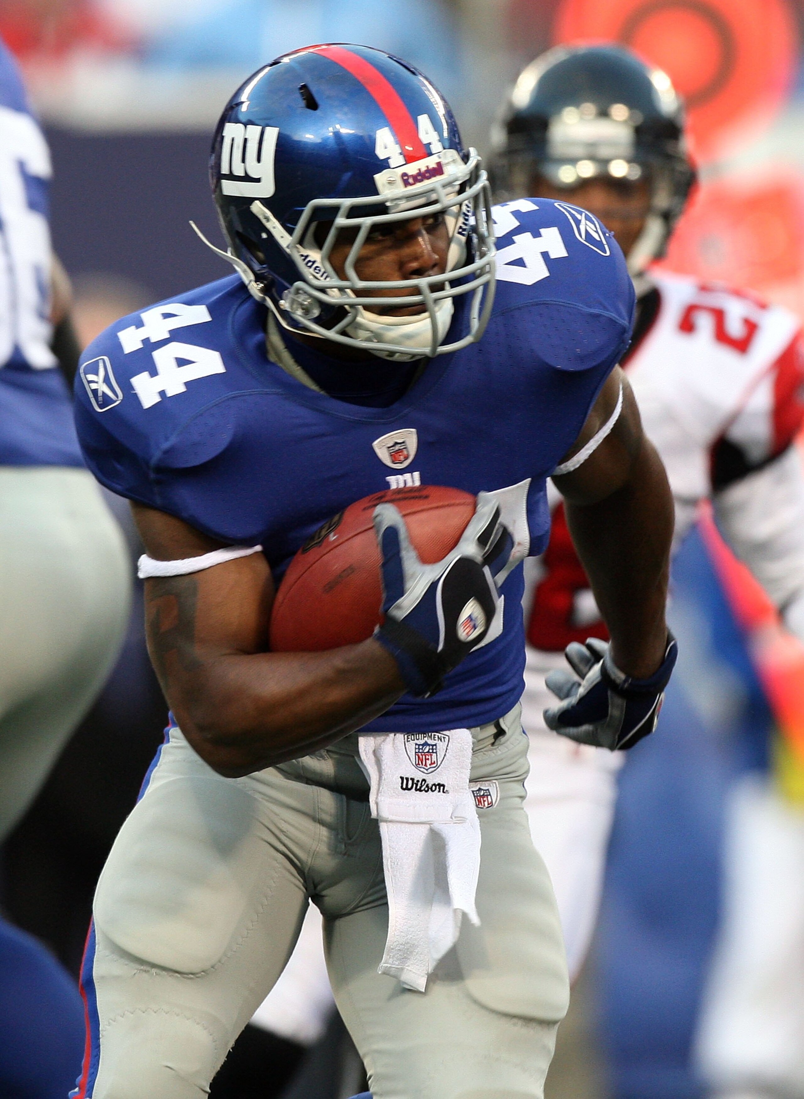 EAST RUTHERFORD, NJ - NOVEMBER 22:  Ahmad Bradshaw #44 of the New York Giants runs the ball against the Atlanta Falcons on November 22, 2009 at Giants Stadium in East Rutherford, New Jersey.  (Photo by Jim McIsaac/Getty Images)
