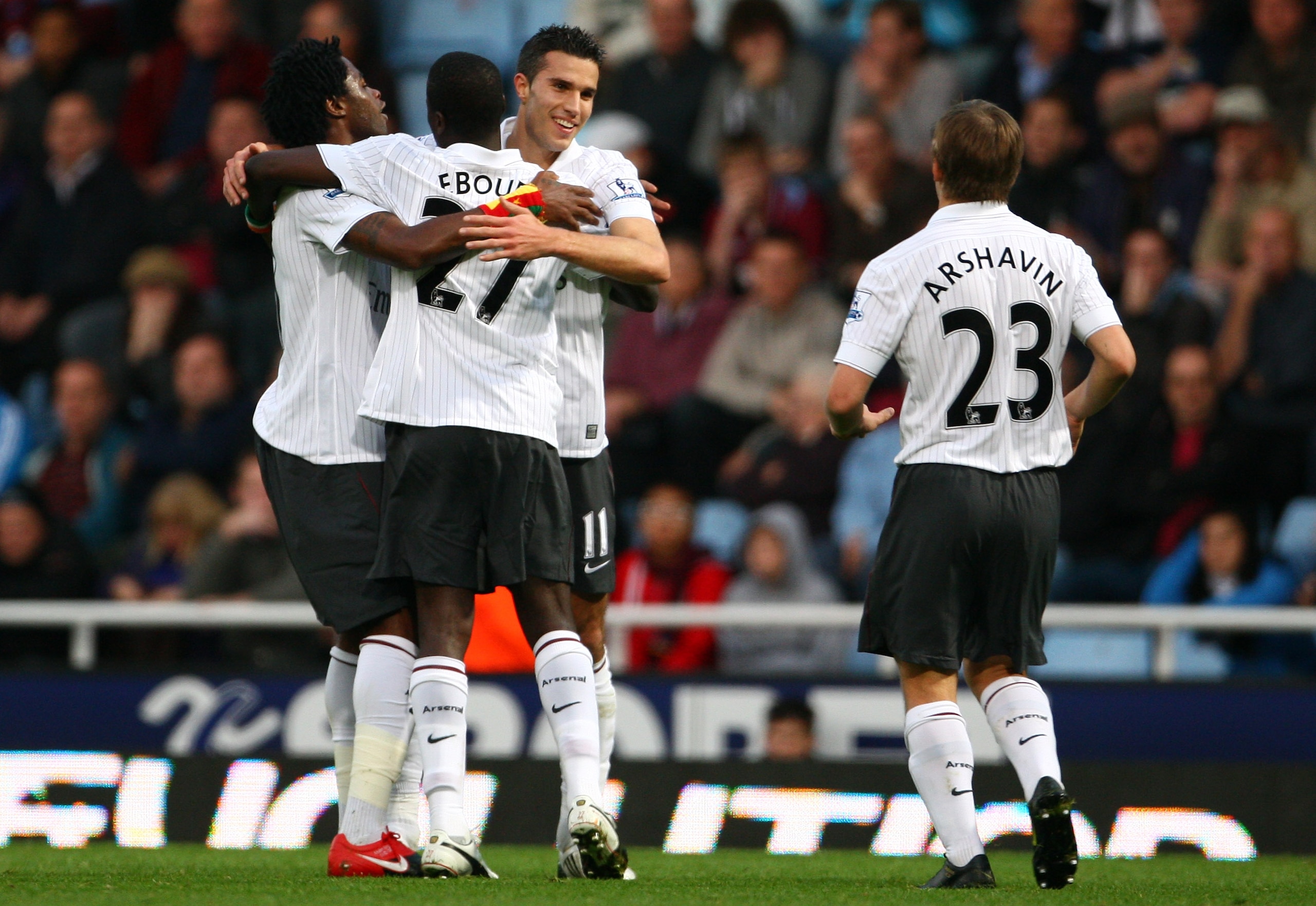 LONDON, ENGLAND - OCTOBER 25:  Robin van Persie of Arsenal celebrates after he scored the first goal during the Barclays Premier League match between West Ham United and Arsenal at Boleyn Ground on October 25, 2009 in London, England.  (Photo by Phil Cole