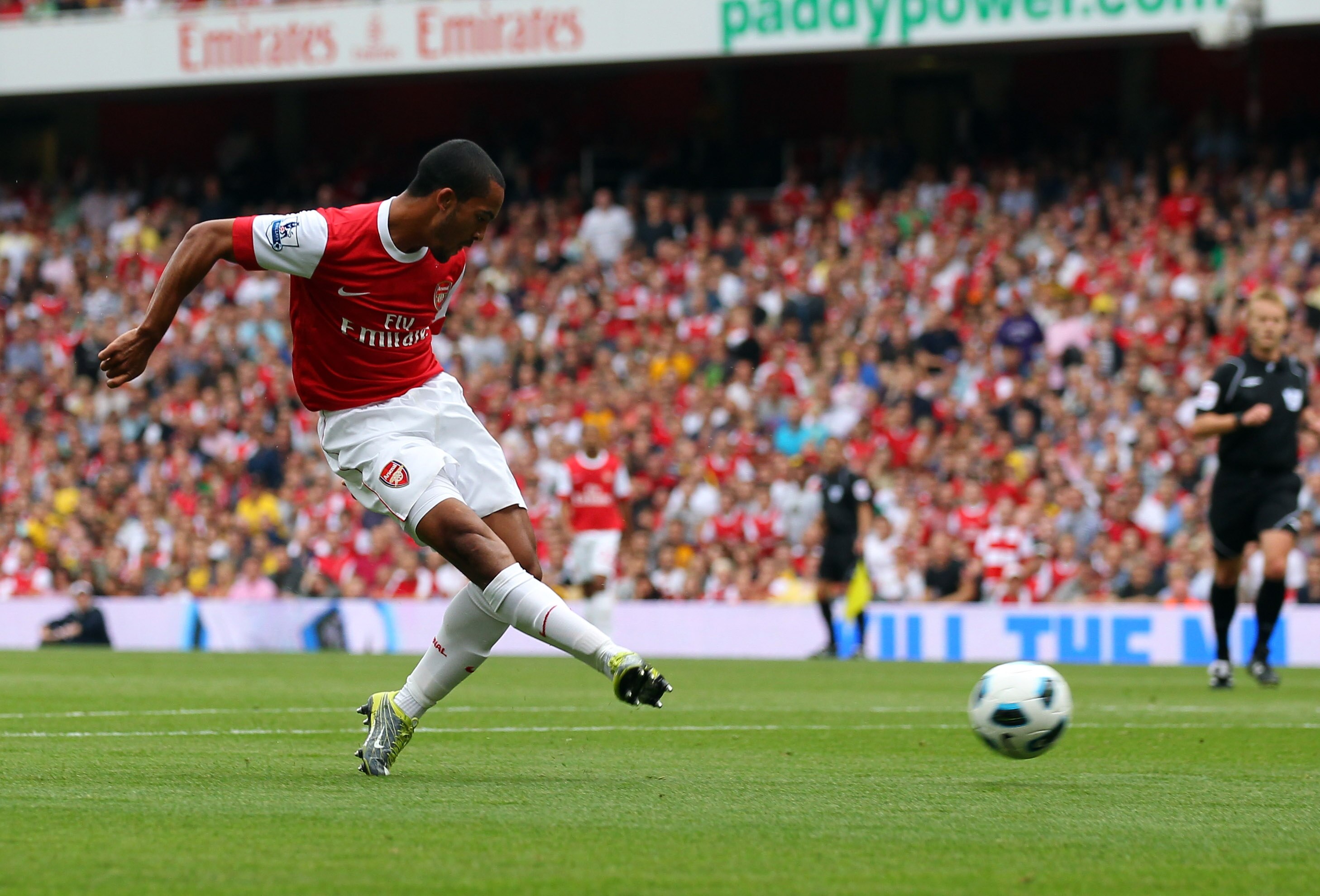 LONDON, ENGLAND - AUGUST 21: Theo Walcott of Arsenal scores during the Barclays Premier League match between Arsenal and Blackpool at The Emirates Stadium on August 21, 2010 in London, England.  (Photo by Clive Rose/Getty Images)
