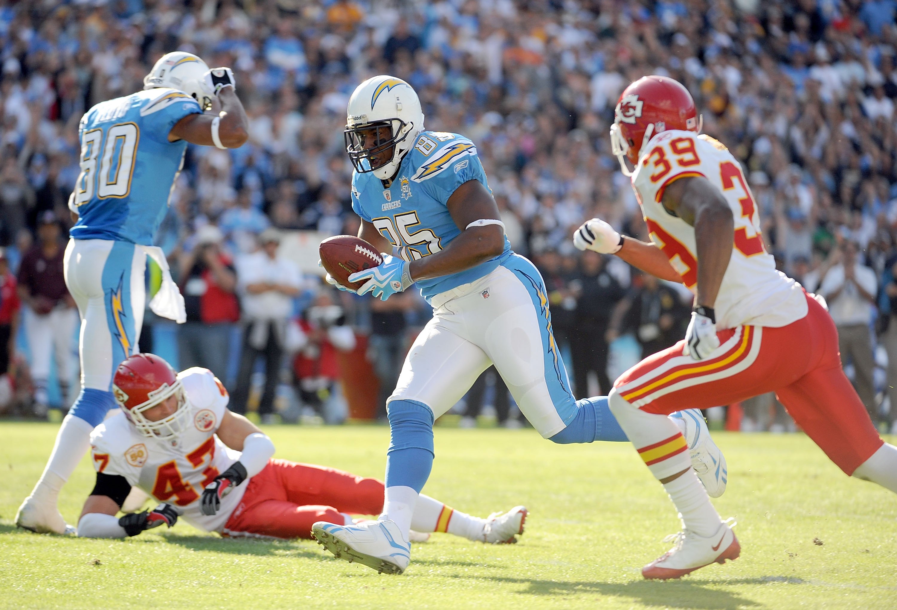 SAN DIEGO - NOVEMBER 29:  Antonio Gates #85 of the San Diego Chargers scores a touchdown for a 7-0 lead past Brandon Carr #39 of the Kansas City Chiefs during the first quarter at Qualcomm Stadium on November 29, 2009 in San Diego, California.  (Photo by 