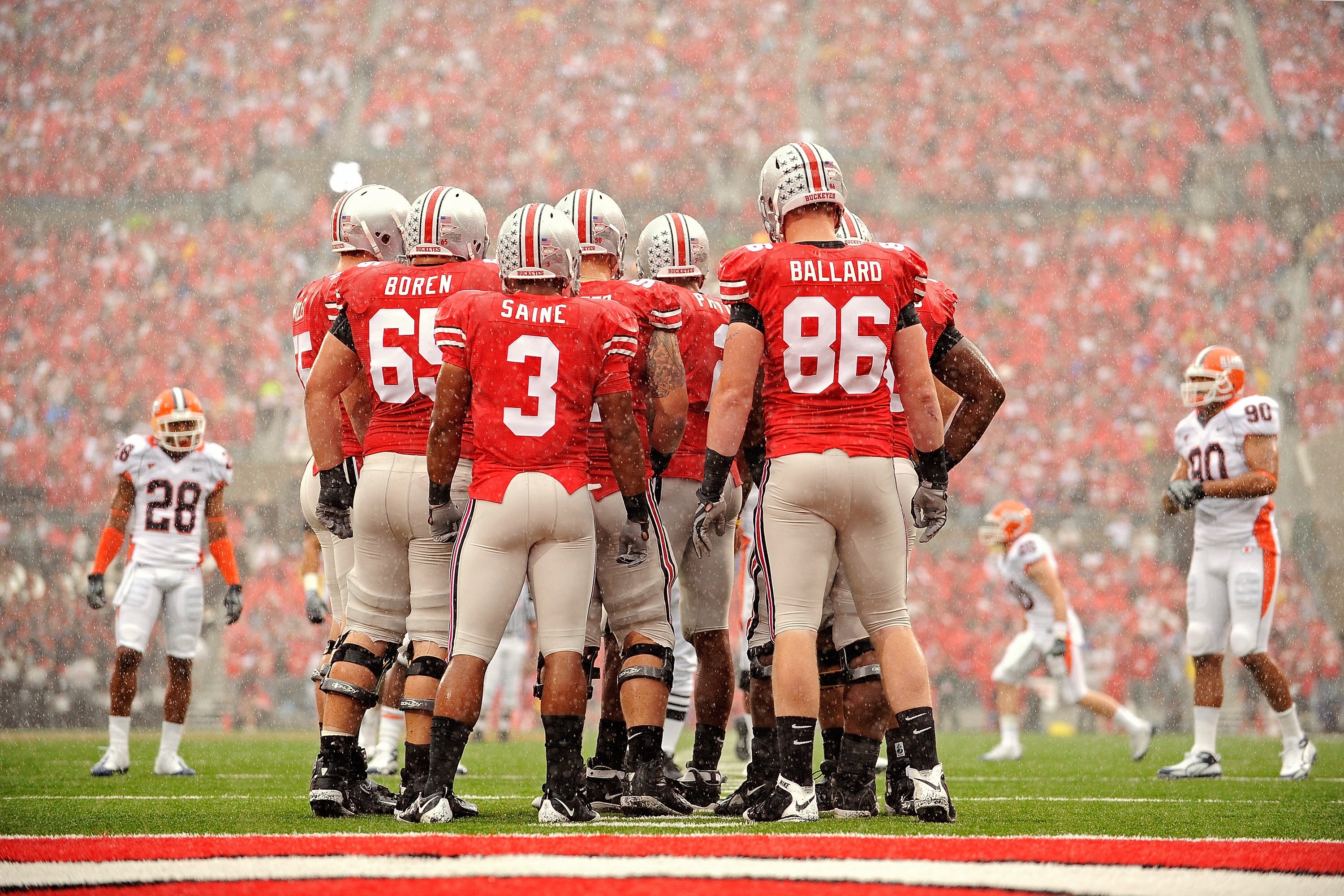COLUMBUS, OH - SEPTEMBER 26: The Ohio State Buckeyes offense huddles up before a play against the Illinois Fighting Illini at Ohio Stadium on September 26, 2009 in Columbus, Ohio. (Photo by Jamie Sabau/Getty Images) COLUMBUS, OH - SEPTEMBER 26: The Ohio State Buckeyes offense huddles up before a play against the Illinois Fighting Illini at Ohio Stadium on September 26, 2009 in Columbus, Ohio. (Photo by Jamie Sabau/Getty Images)