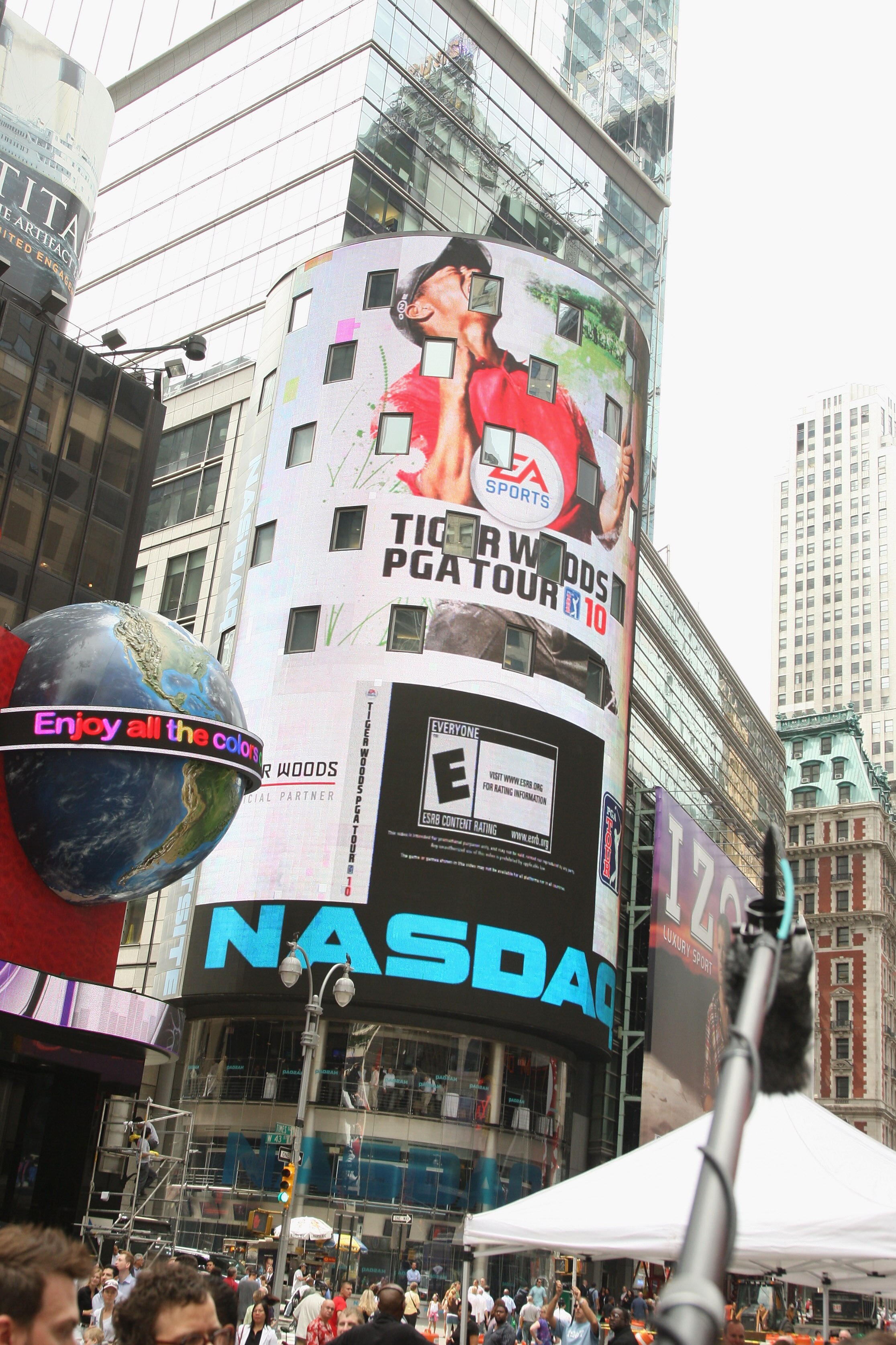 NEW YORK - JUNE 25:  A general view of atmosphere at the EA SPORTS Showdown on Broadway - Tiger Woods vs. Jimmy Fallon at Miltary Island in Times Square on June 25, 2009 in New York City.  (Photo by Stephen Lovekin/Getty Images for EA Sports)