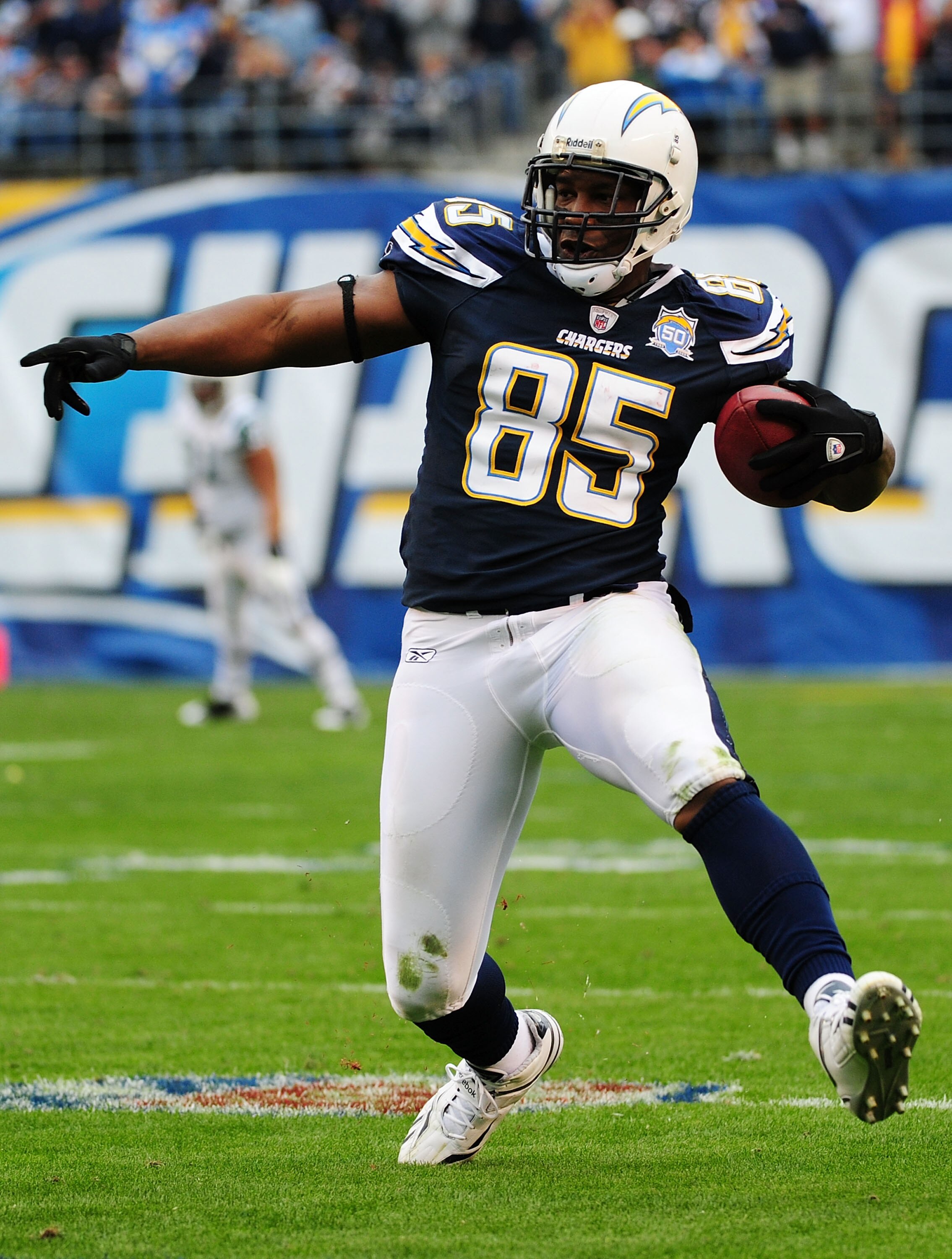 SAN DIEGO - JANUARY 17:  Tight end Antonio Gates #85 of the San Diego Chargers runs with the ball after making a catch against the New York Jets in the second quarter of the AFC Divisional Playoff Game at Qualcomm Stadium on January 17, 2010 in San Diego,