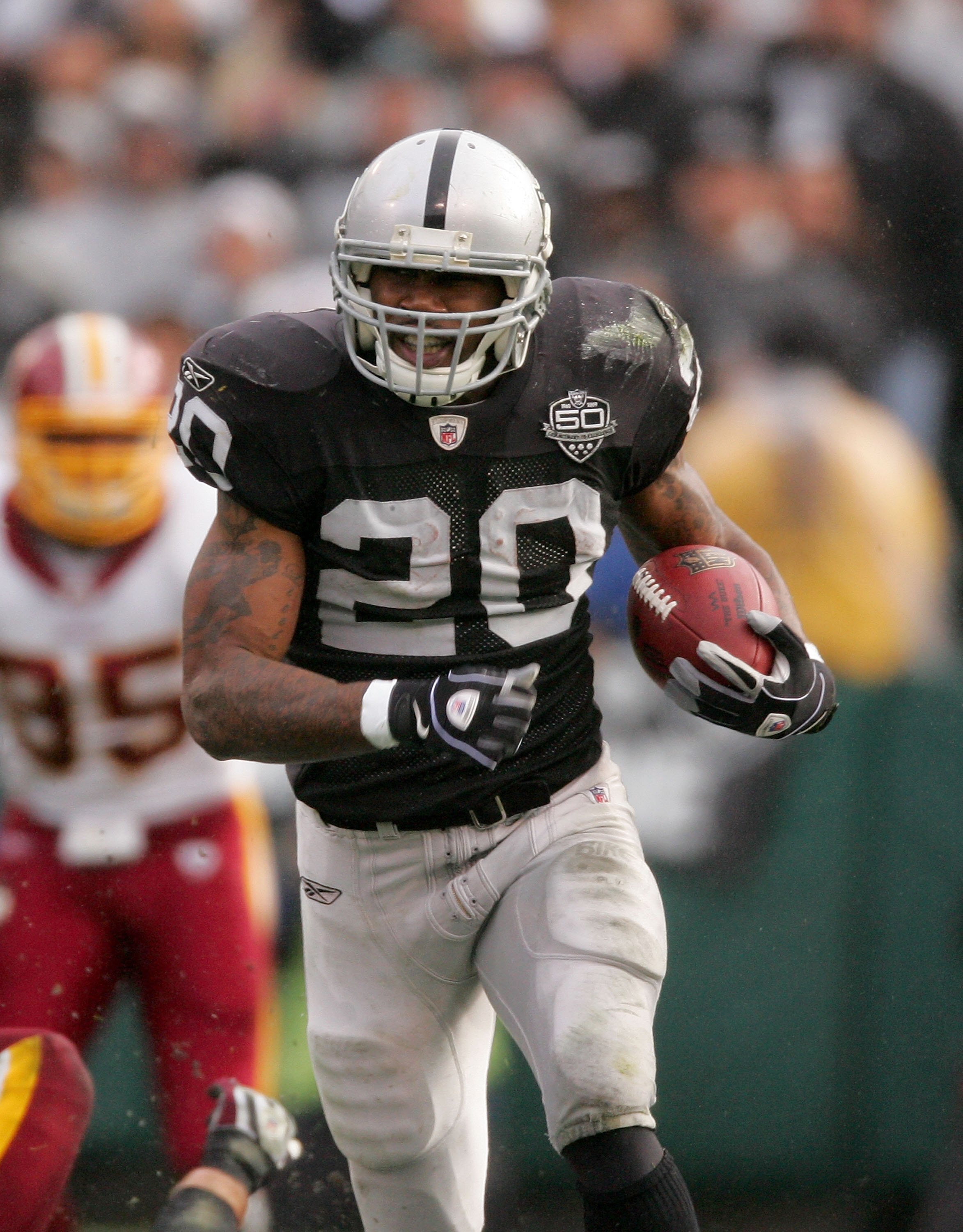OAKLAND, CA - DECEMBER 13:  Darren McFadden #20 of the Oakland Raiders runs with the the ball during their game against the Washington Redskins at Oakland-Alameda County Coliseum on December 13, 2009 in Oakland, California.  (Photo by Ezra Shaw/Getty Imag