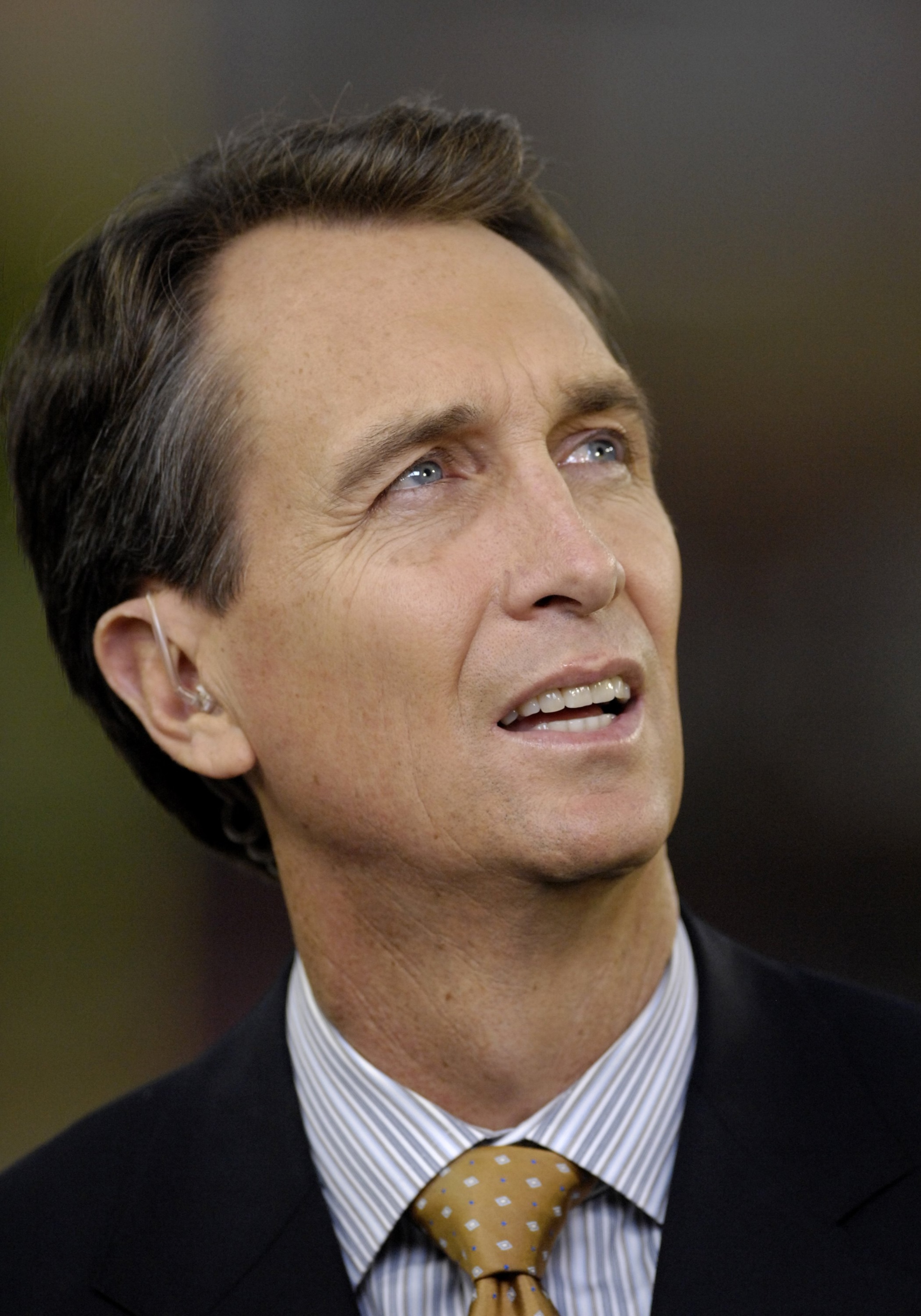 TAMPA, FL - OCTOBER 19: NBC commenator Cris Collinsworth  reports from the sidelines as the Tampa Bay Buccaneers host the Seattle Seahawks at Raymond James Stadium on October 19, 2008 in Tampa, Florida.  (Photo by Al Messerschmidt/Getty Images)