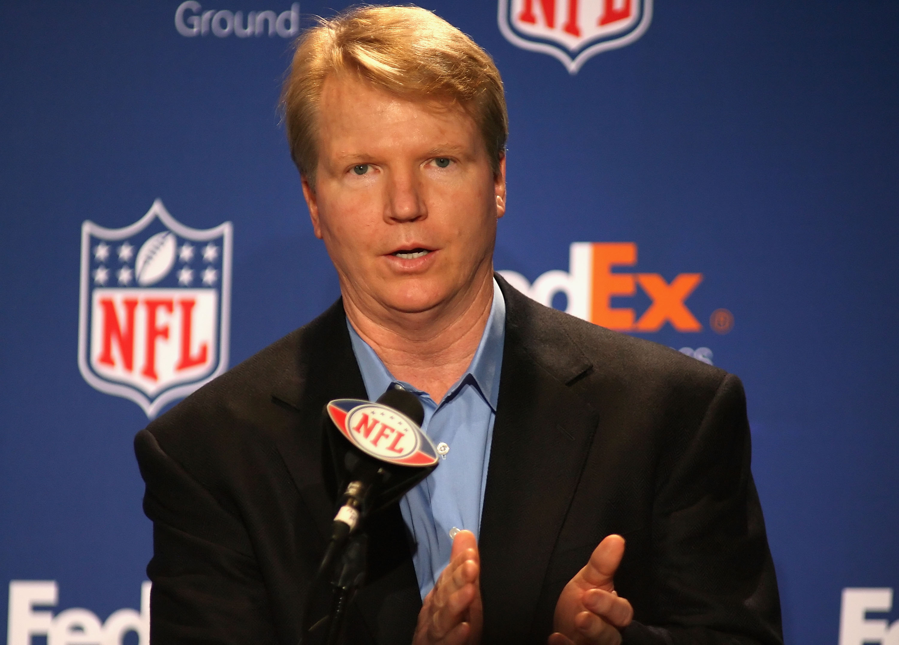 TAMPA, FL - JANUARY 28:  Phil Simms presents the 'FedEx Air & Ground NFL Players of the Year' awards during a press conference at the Convention Center on January 28, 2009 in Tampa, Florida.  (Photo by Christian Petersen/Getty Images)