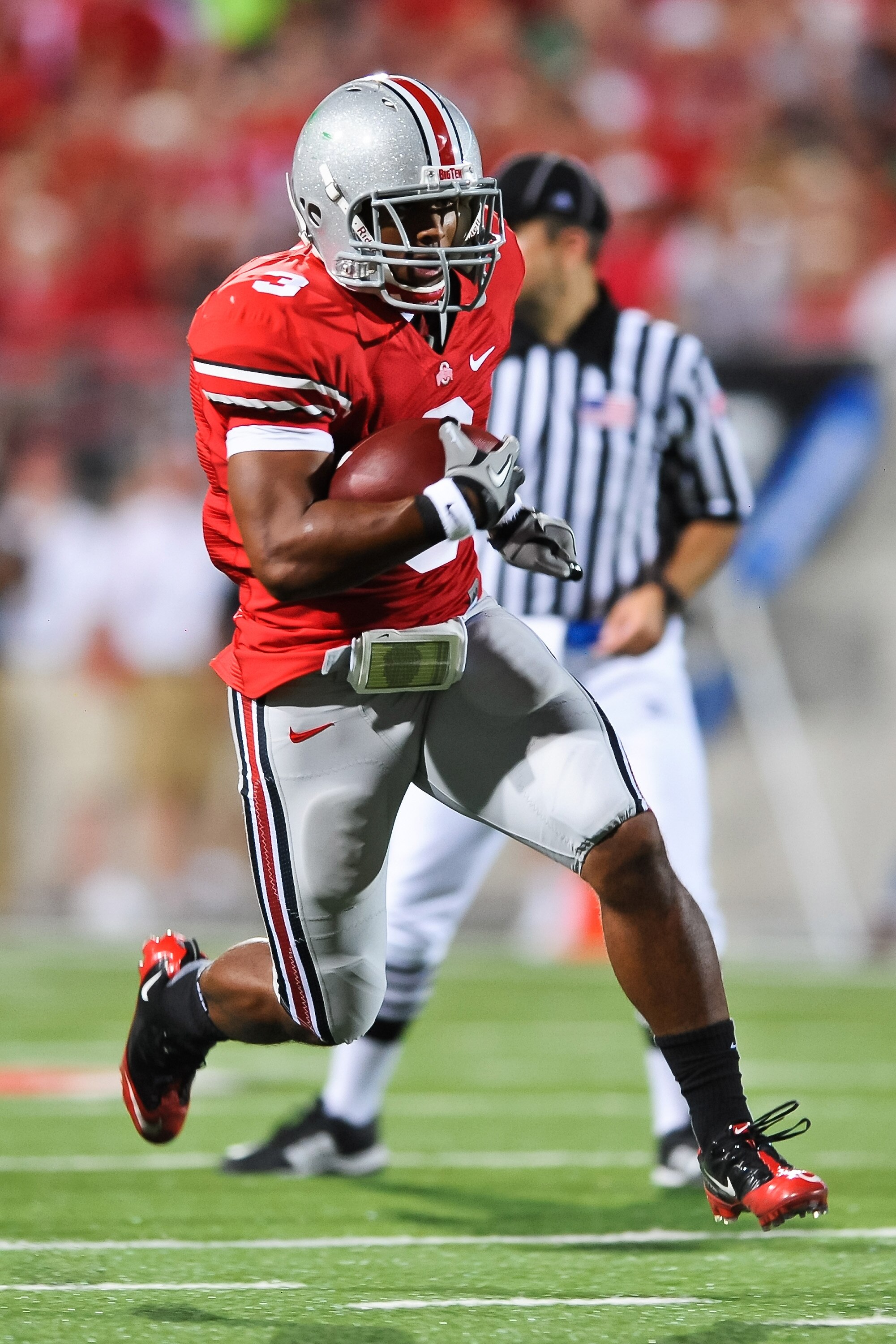 COLUMBUS, OH - SEPTEMBER 2: Brandon Saine #3 of the Ohio State Buckeyes runs with the ball against the Marshall Thundering Herd at Ohio Stadium on September 2, 2010 in Columbus, Ohio. (Photo by Jamie Sabau/Getty Images)