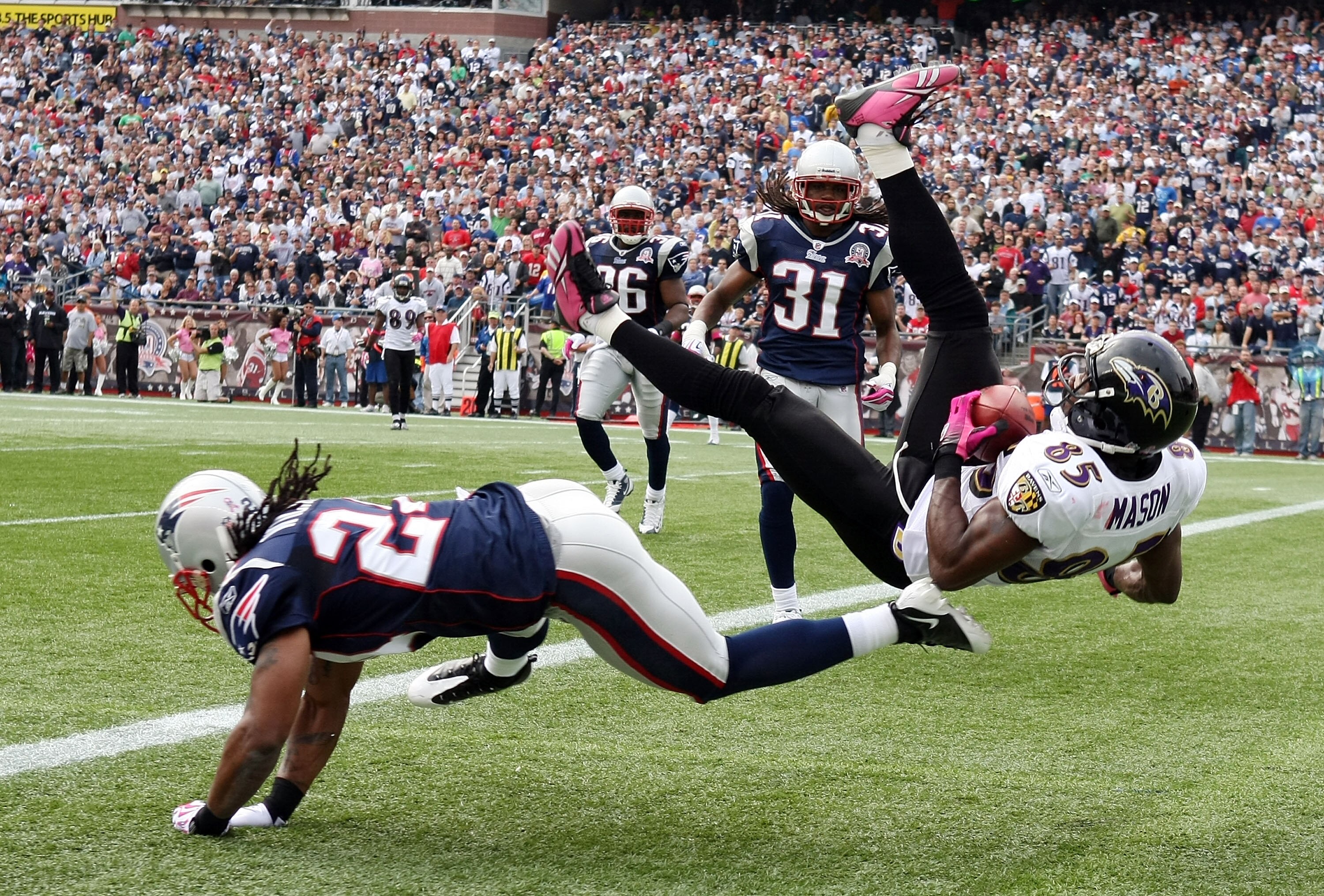 FOXBORO, MA - OCTOBER 04:  Derrick Mason #85 of the Baltimore Ravens makes a touchdown catch as Jonathan Wihite #24 of the New England Patriots defends in the first quarter on October 4, 2009 at Gillette Stadium in Foxboro, Massachusetts.  (Photo by Elsa/
