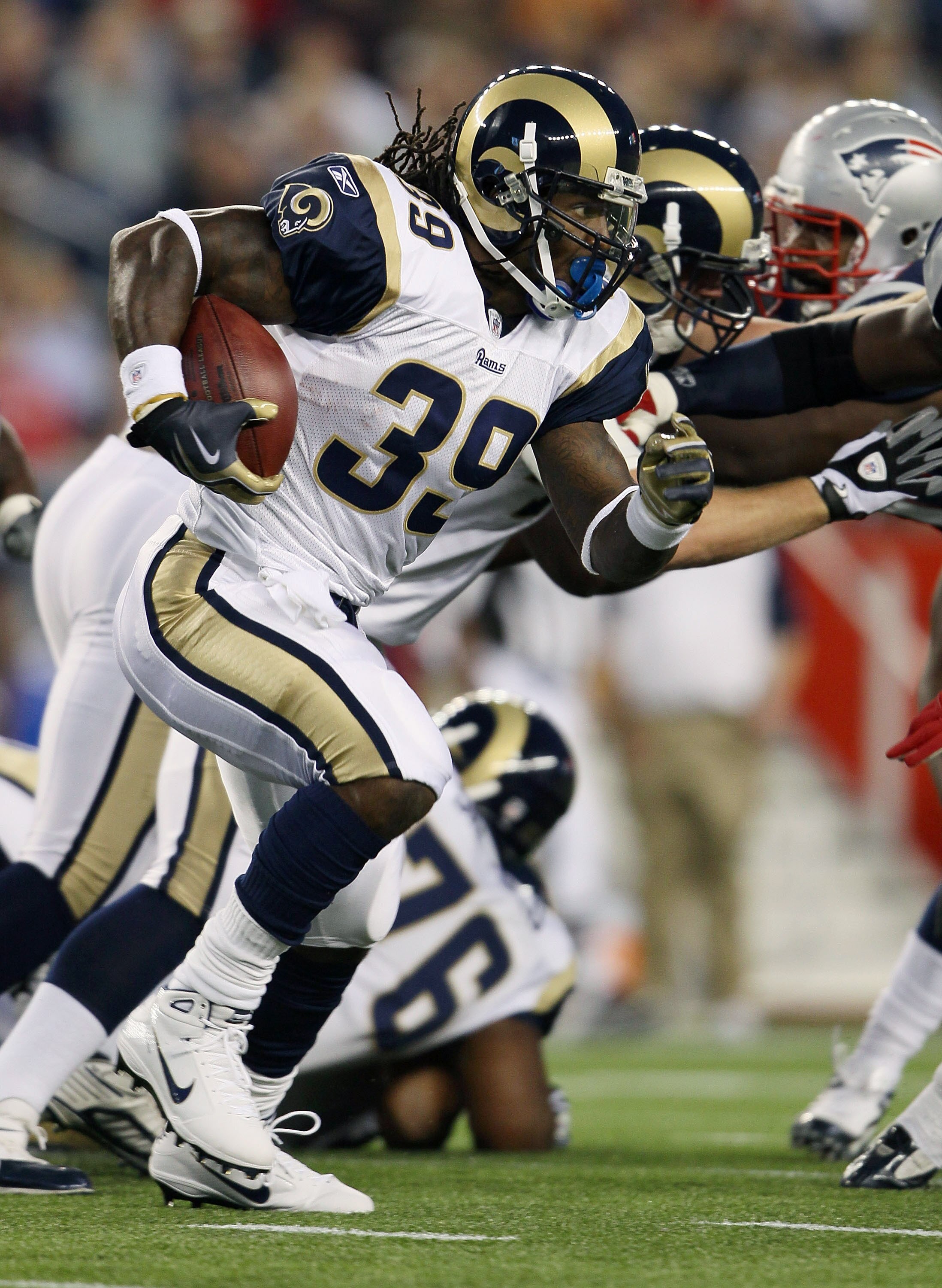 FOXBORO, MA - AUGUST 26:  Steven Jackson #29 of the St. Louis Rams carries the ball in the first quarter against the New England Patriots on August 26, 2010 at Gillette Stadium in Foxboro, Massachusetts.  (Photo by Elsa/Getty Images)
