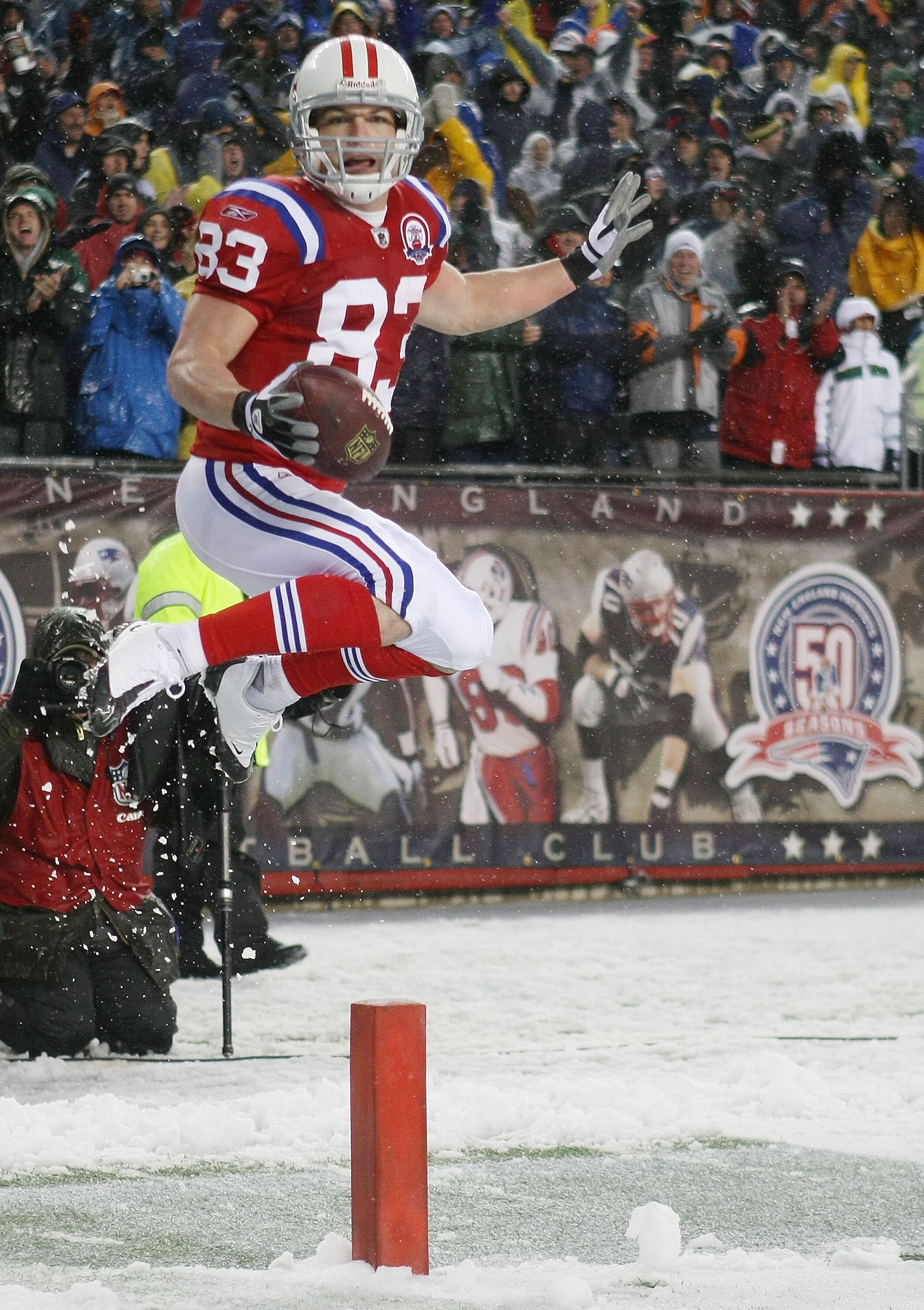 FOXBORO, MA - OCTOBER 18:  Wes Welker #83 of the New England Patriots celebrates his touchdown in the second quarter against the Tennessee Titans on October 18, 2009 at Gillette Stadium in Foxboro, Massachusetts.  (Photo by Elsa/Getty Images)