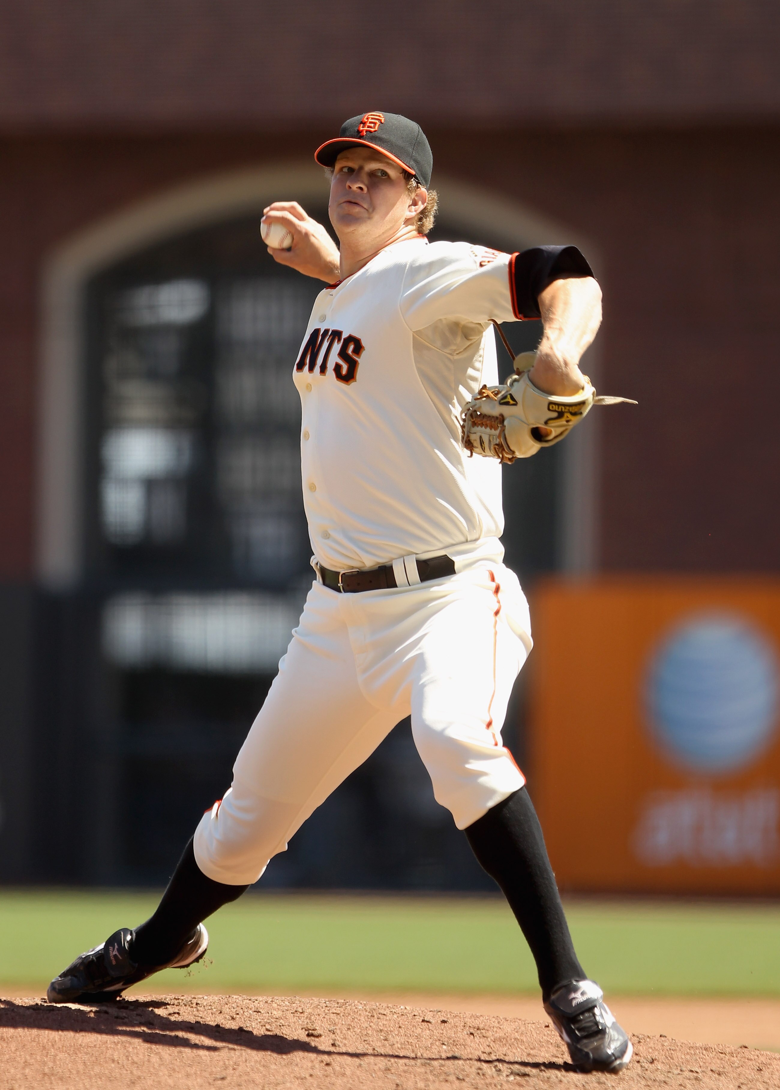 SAN FRANCISCO - AUGUST 29:  Matt Cain #18 of the San Francisco Giants pitches against the Arizona Diamondbacks at AT&T Park on August 29, 2010 in San Francisco, California.  (Photo by Ezra Shaw/Getty Images)