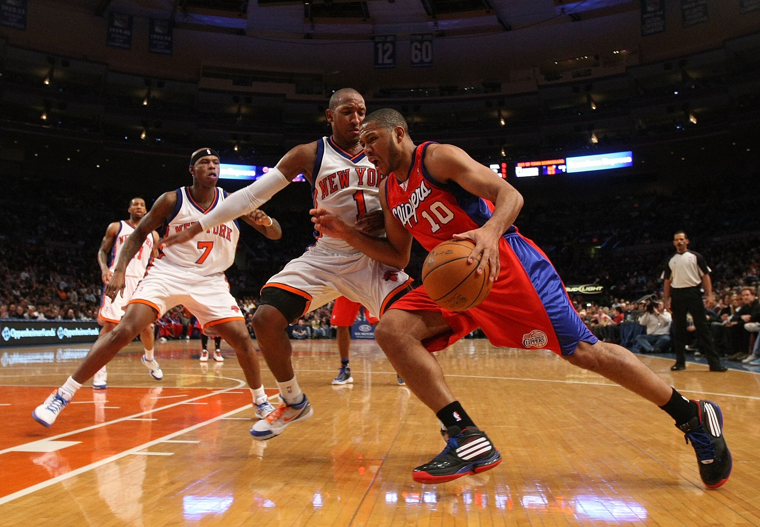 NEW YORK - DECEMBER 18: Eric Gordon #10 of the Los Angeles Clippers drives to the basket against Chris Duhon #1 of the New York Knicks at Madison Square Garden on December 18, 2009 in New York, New York. NOTE TO USER: User expressly acknowledges and agree NEW YORK - DECEMBER 18: Eric Gordon #10 of the Los Angeles Clippers drives to the basket against Chris Duhon #1 of the New York Knicks at Madison Square Garden on December 18, 2009 in New York, New York. NOTE TO USER: User expressly acknowledges and agree