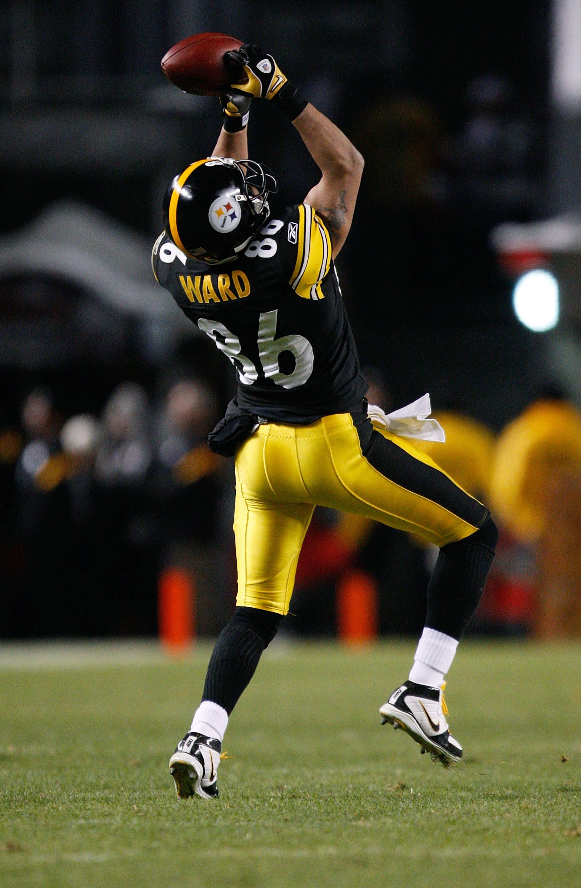 PITTSBURGH - DECEMBER 20: Hines Ward #86 of the Pittsburgh Steelers makes a catch in the fourth quarter against the Green Bay Packers during the game on December 20, 2009 at Heinz Field in Pittsburgh, Pennsylvania. (Photo by Jared Wickerham/Getty Images)