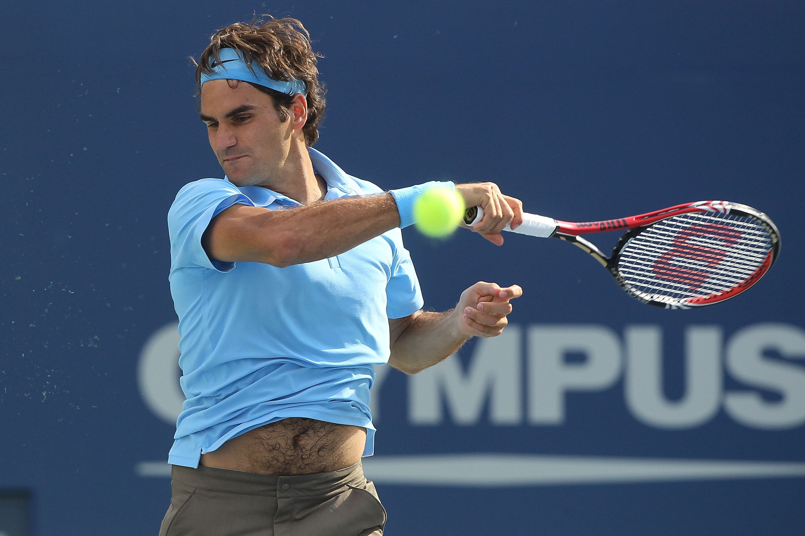 NEW YORK - SEPTEMBER 04:  Roger Federer of Switzerland returns a shot against Paul-Henri Mathieu of France during the men's singles match on day six of the 2010 U.S. Open at the USTA Billie Jean King National Tennis Center on September 4, 2010 in the Flus
