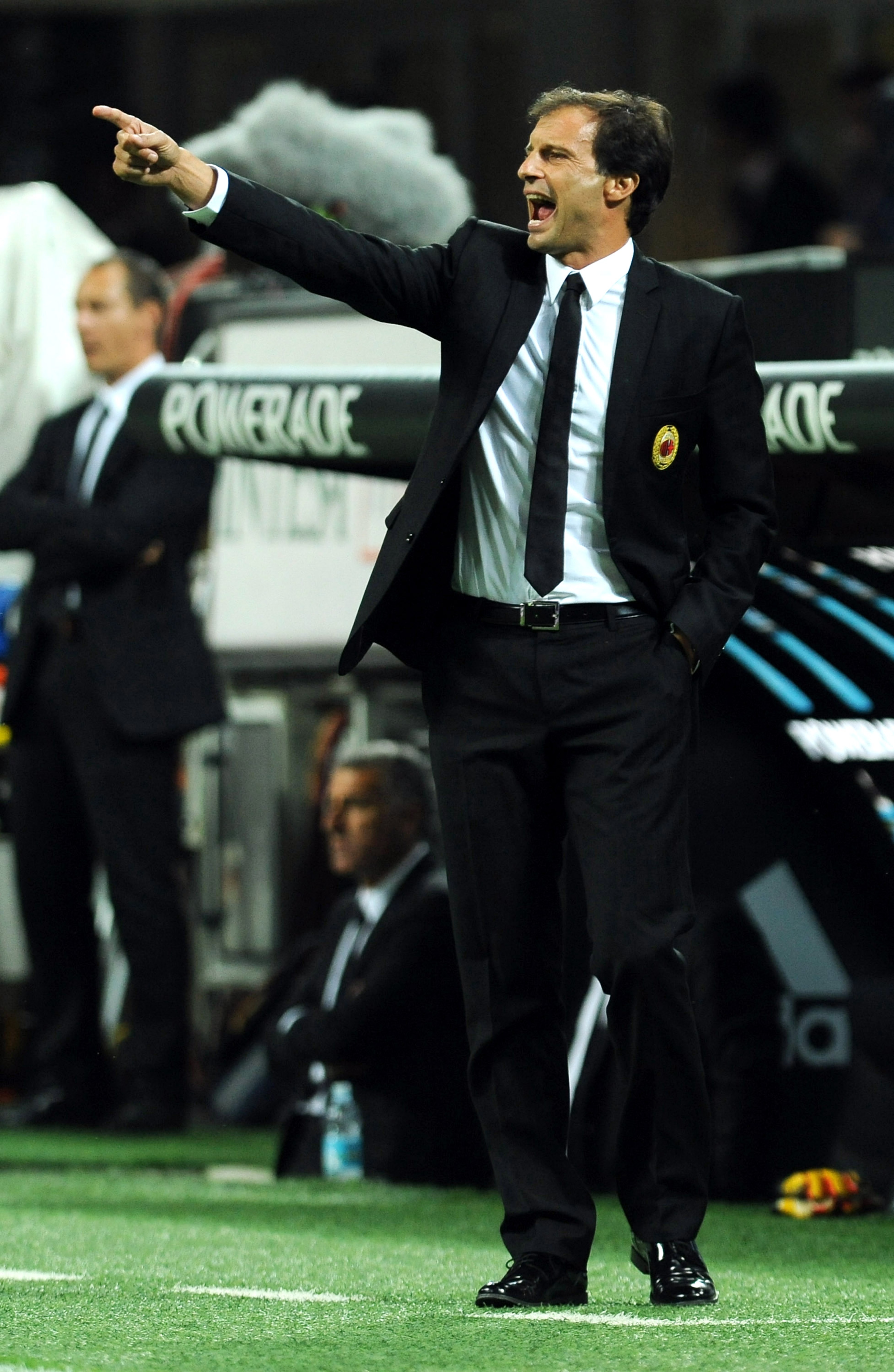 MILAN, ITALY - AUGUST 29:  AC Milan head coach Massimiliano Allegri issues instructions during the Serie A match between AC Milan and US Lecce at Stadio Giuseppe Meazza on August 29, 2010 in Milan, Italy.  (Photo by Valerio Pennicino/Getty Images)