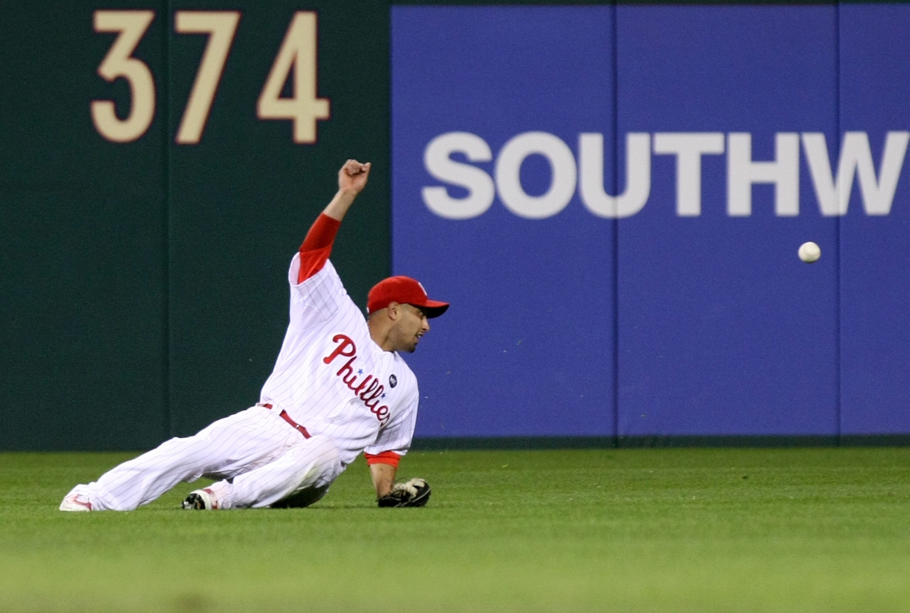 PHILADELPHIA - OCTOBER 31:  Shane Victorino #8 of the Philadelphia Phillies makes an error in the fifth inning against the New York Yankees in Game Three of the 2009 MLB World Series at Citizens Bank Park on October 31, 2009 in Philadelphia, Pennsylvania.
