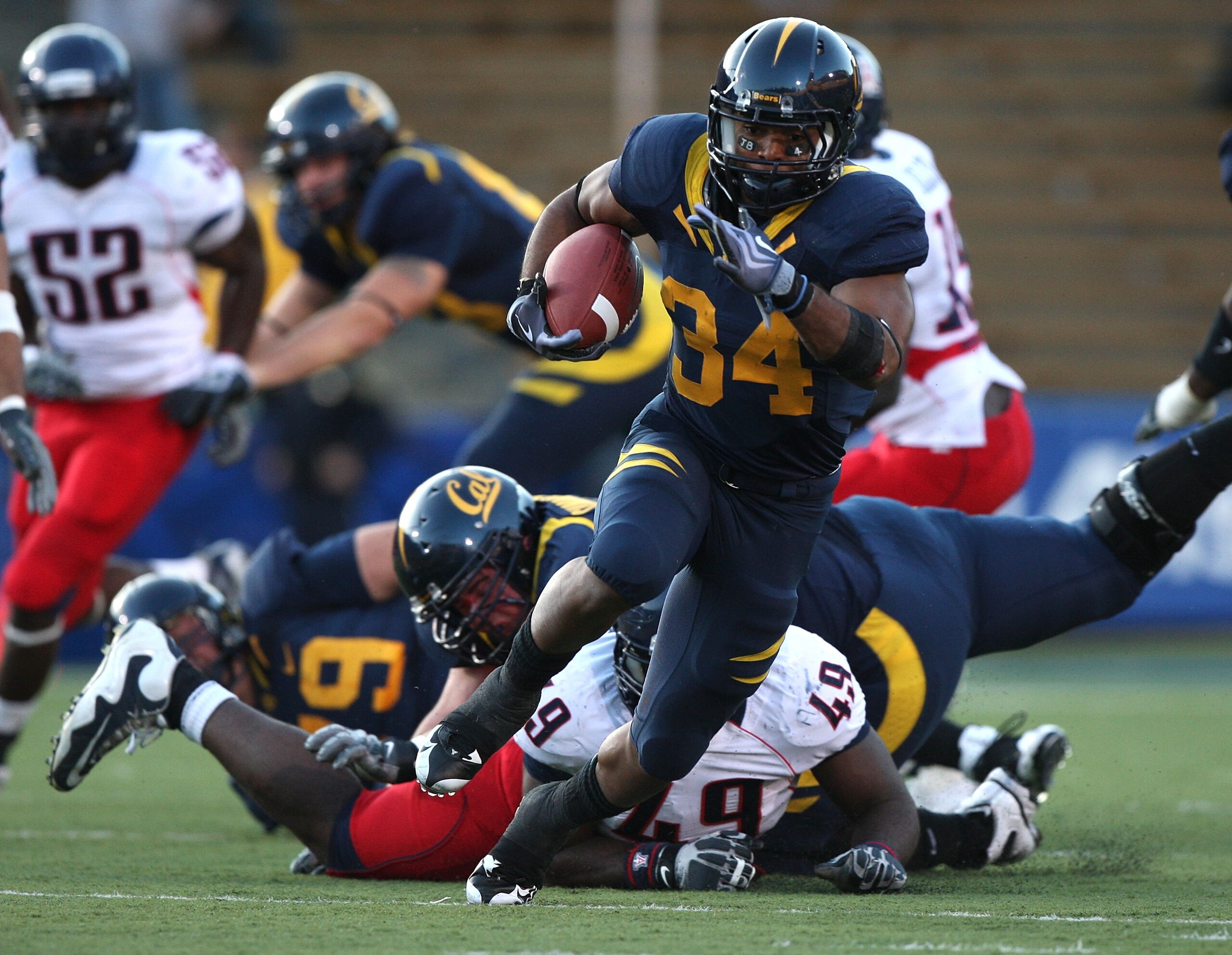 BERKELEY, CA - NOVEMBER 14: Shane Vereen #34 of the California Golden Bears runs against the Arizona Wildcats at California Memorial Stadium on November 14, 2009 in Berkeley, California. (Photo by Jed Jacobsohn/Getty Images)
