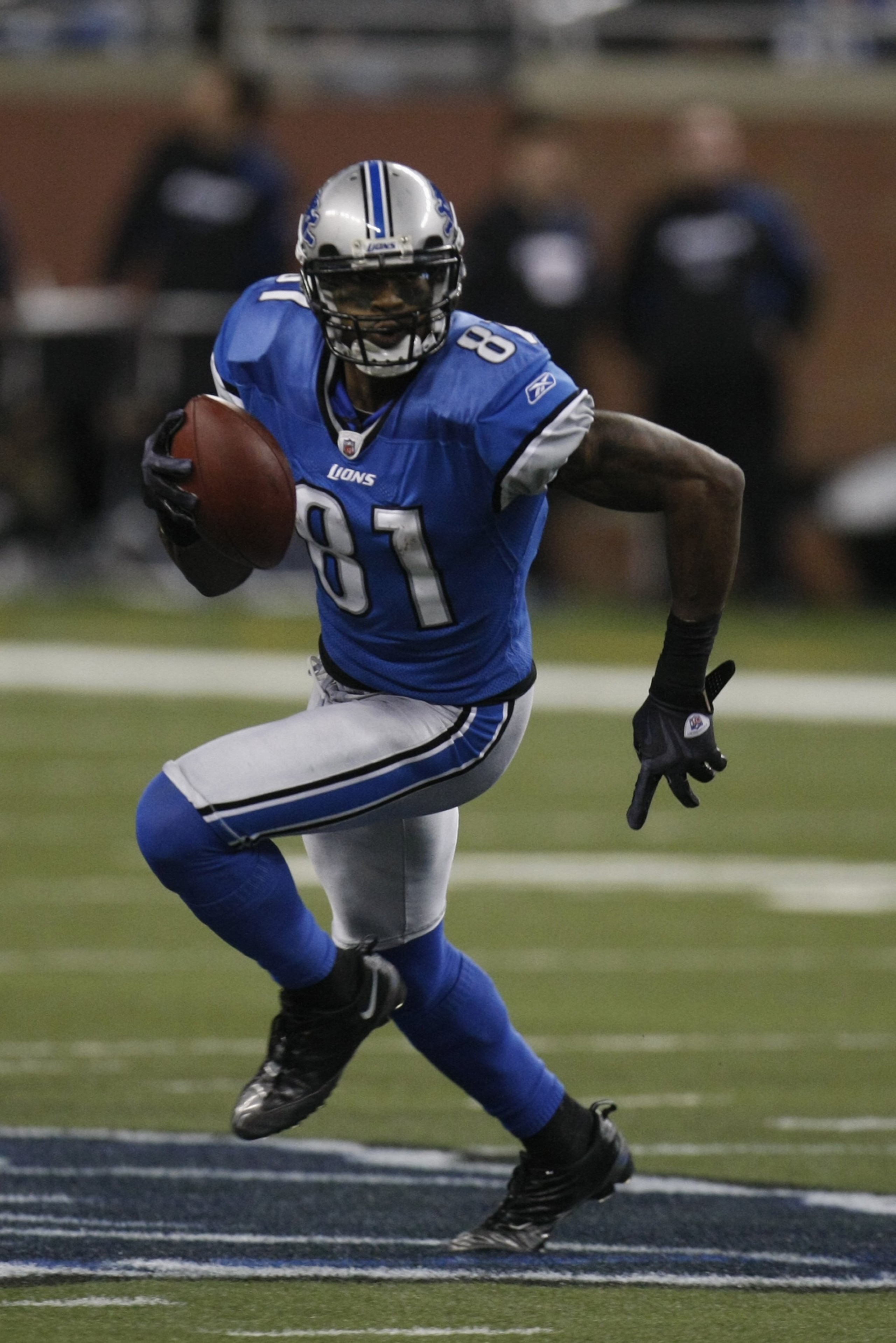 DETROIT - JANUARY 3:  Calvin Johnson #81 of the Detroit Lions carries the ball during the game against the Chicago Bears on January 3, 2010 at Ford Field in Detroit, Michigan. (Photo by Gregory Shamus/Getty Images)