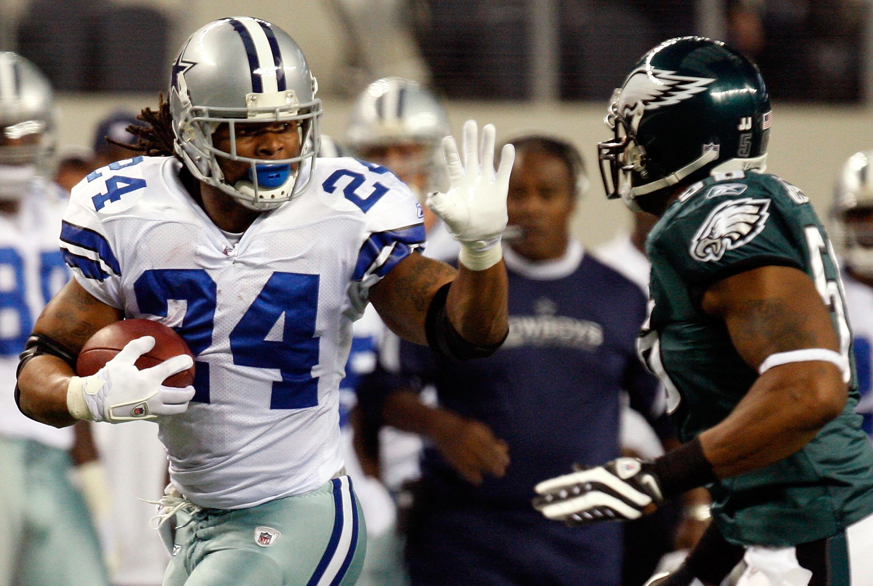 ARLINGTON, TX - JANUARY 03:  Running back Marion Barber #24 of the Dallas Cowboys runs the ball against the Philadelphia Eagles at Cowboys Stadium on January 3, 2010 in Arlington, Texas.  (Photo by Ronald Martinez/Getty Images)