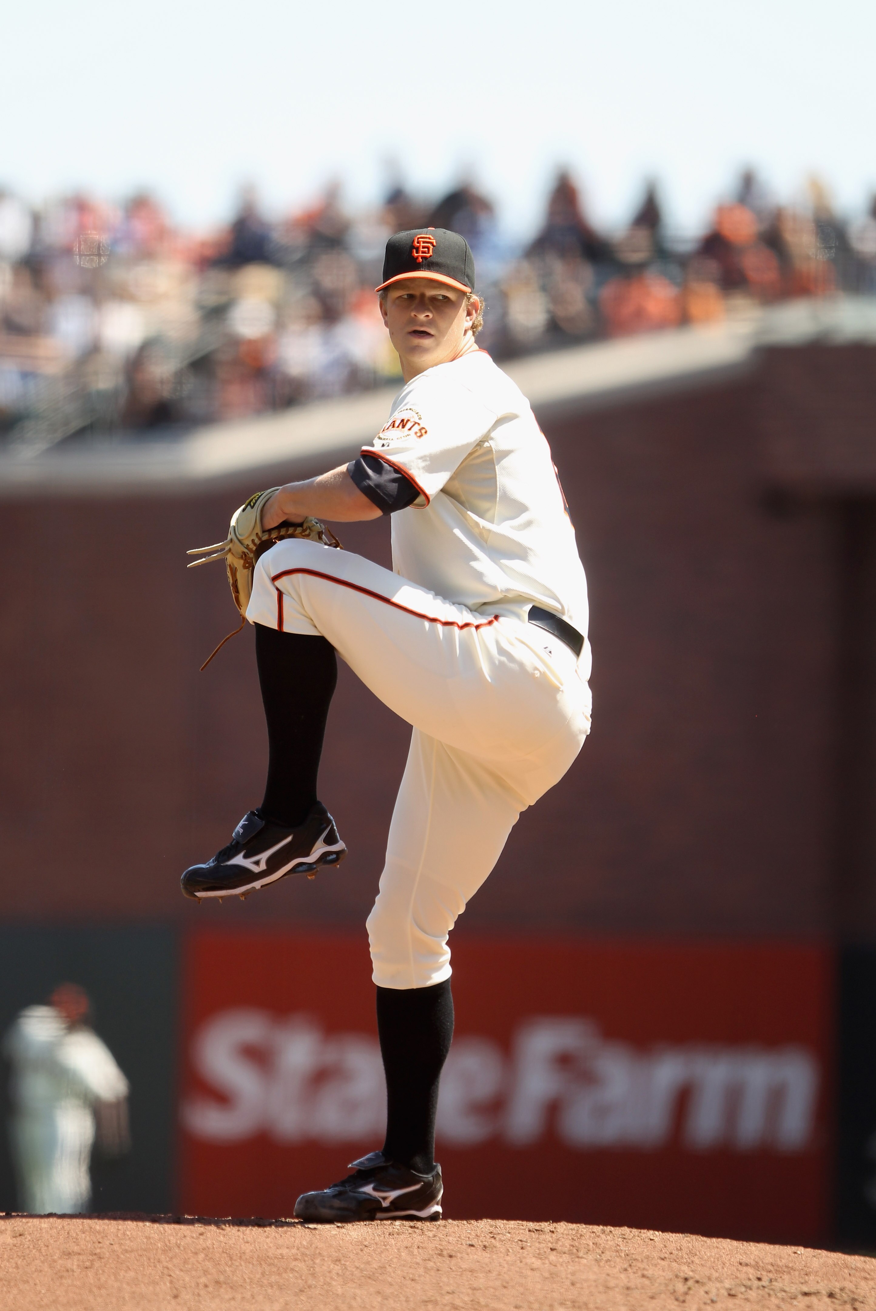 SAN FRANCISCO - AUGUST 29:  Matt Cain #18 of the San Francisco Giants pitches against the Arizona Diamondbacks at AT&T Park on August 29, 2010 in San Francisco, California.  (Photo by Ezra Shaw/Getty Images)
