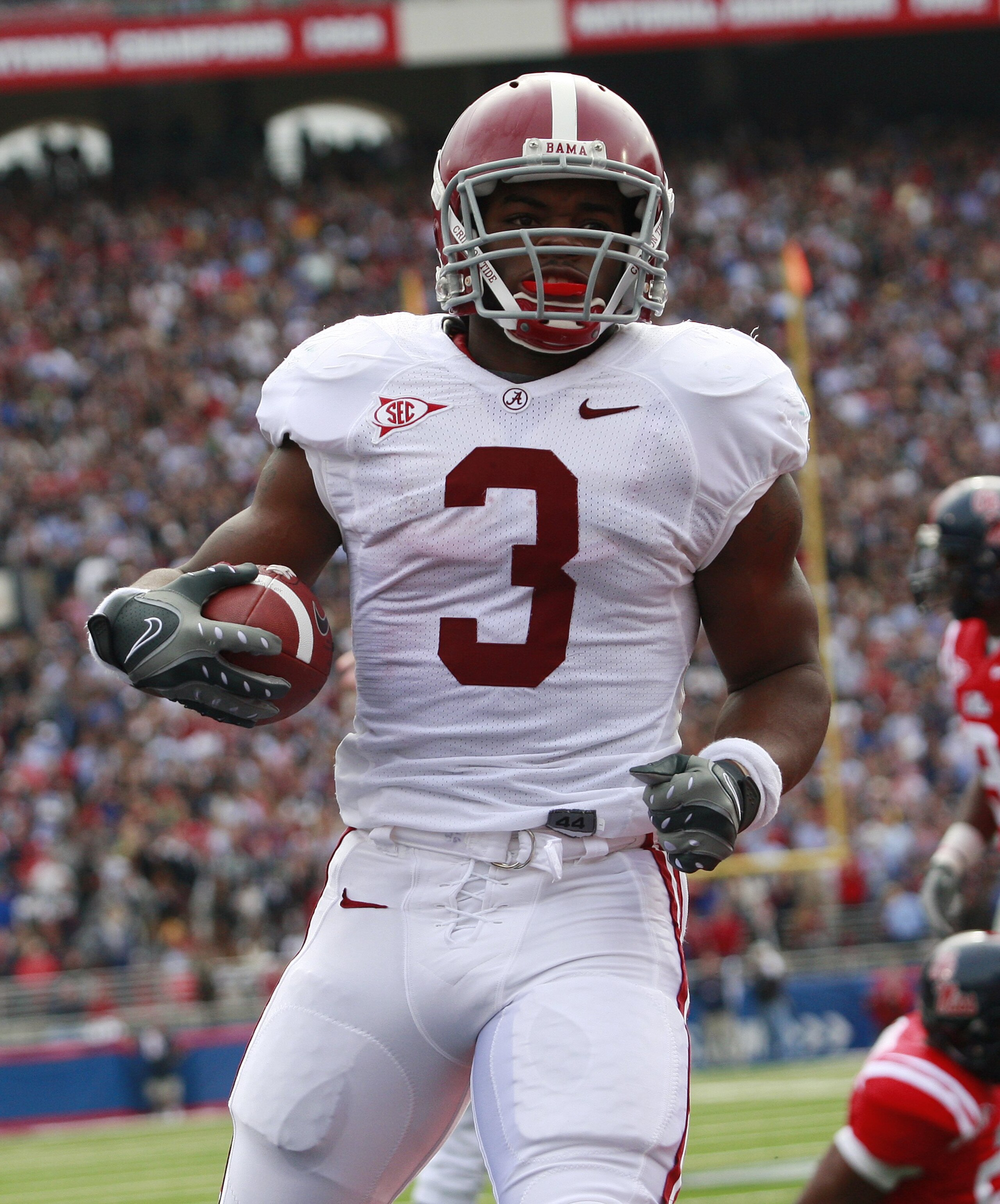 OXFORD, MS - OCTOBER 10:  Running back Trent Richardson #3 runs for yardage during their game against the Mississippi Rebels at Vaught-Hemingway Stadium on October 10, 2009 in Oxford, Mississippi. (Photo by Dave Martin/Getty Images)