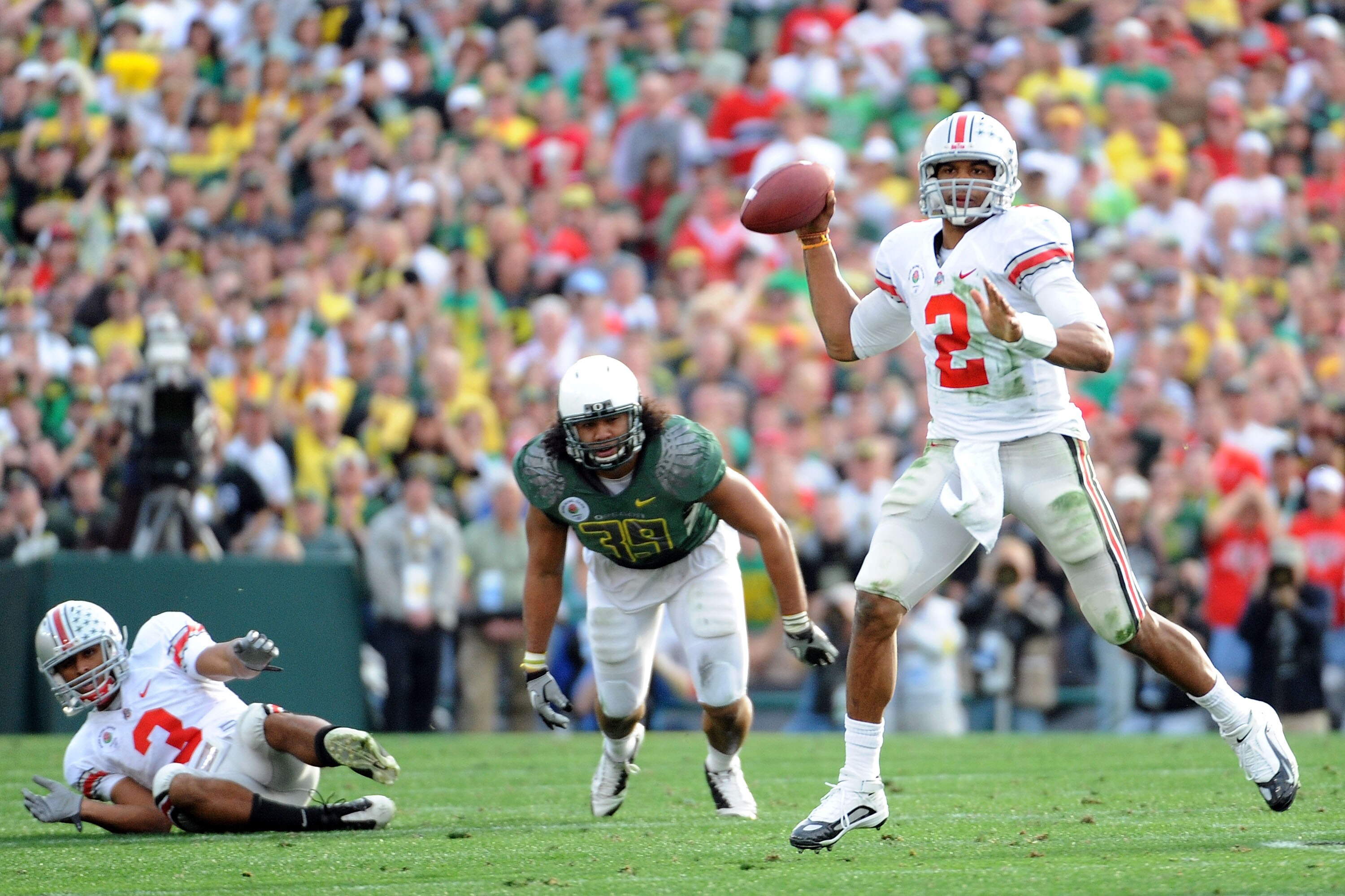 PASADENA, CA - JANUARY 01:  Quarterback Terrelle Pryor #2 of the Ohio State Buckeyes looks to pass against the Oregon Ducks at the 96th Rose Bowl game on January 1, 2010 in Pasadena, California.  (Photo by Harry How/Getty Images)
