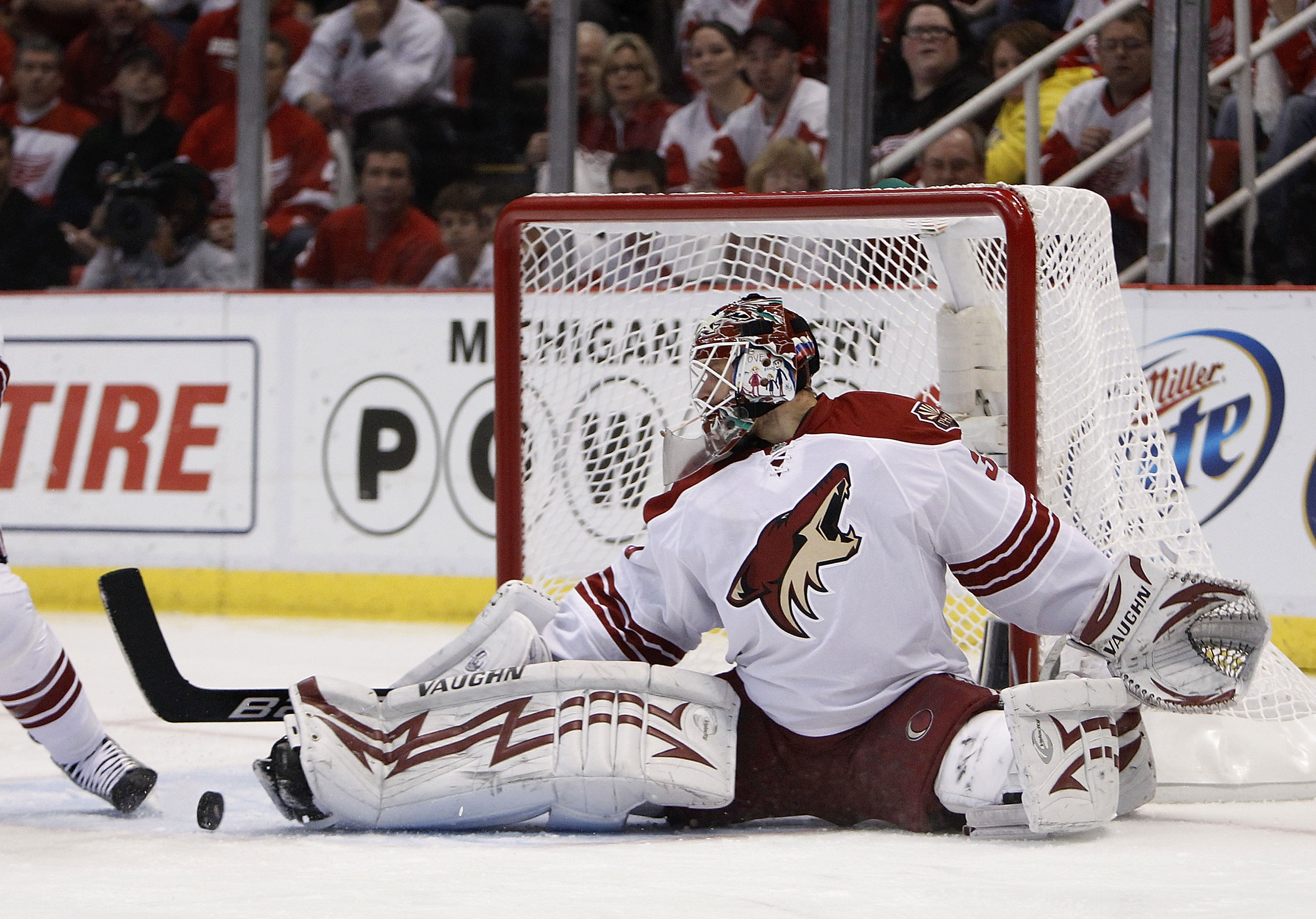 DETROIT - APRIL 25: Ilya Bryzgalov #30 of the Phoenix Coyotes makes a first period save while playing the Detroit Red Wings during Game Six of the Western Conference Quarterfinals of the 2010 NHL Stanley Cup Playoffs on April 25, 2010 at Joe Louis Arena i DETROIT - APRIL 25: Ilya Bryzgalov #30 of the Phoenix Coyotes makes a first period save while playing the Detroit Red Wings during Game Six of the Western Conference Quarterfinals of the 2010 NHL Stanley Cup Playoffs on April 25, 2010 at Joe Louis Arena i