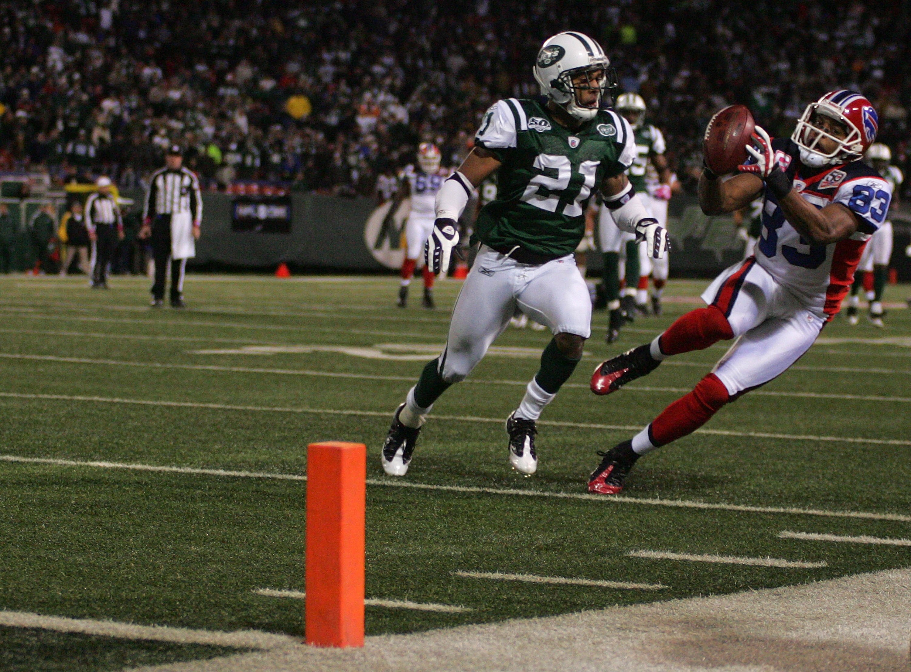 EAST RUTHERFORD, NJ - OCTOBER 18:  Lee Evans #83 of the Buffalo Bills catches a pass near the endzone in front of Dwight Lowery #21 of the New York Jets that was later determined he bobbled and was overturned during overtime on October 18, 2009 at Giants