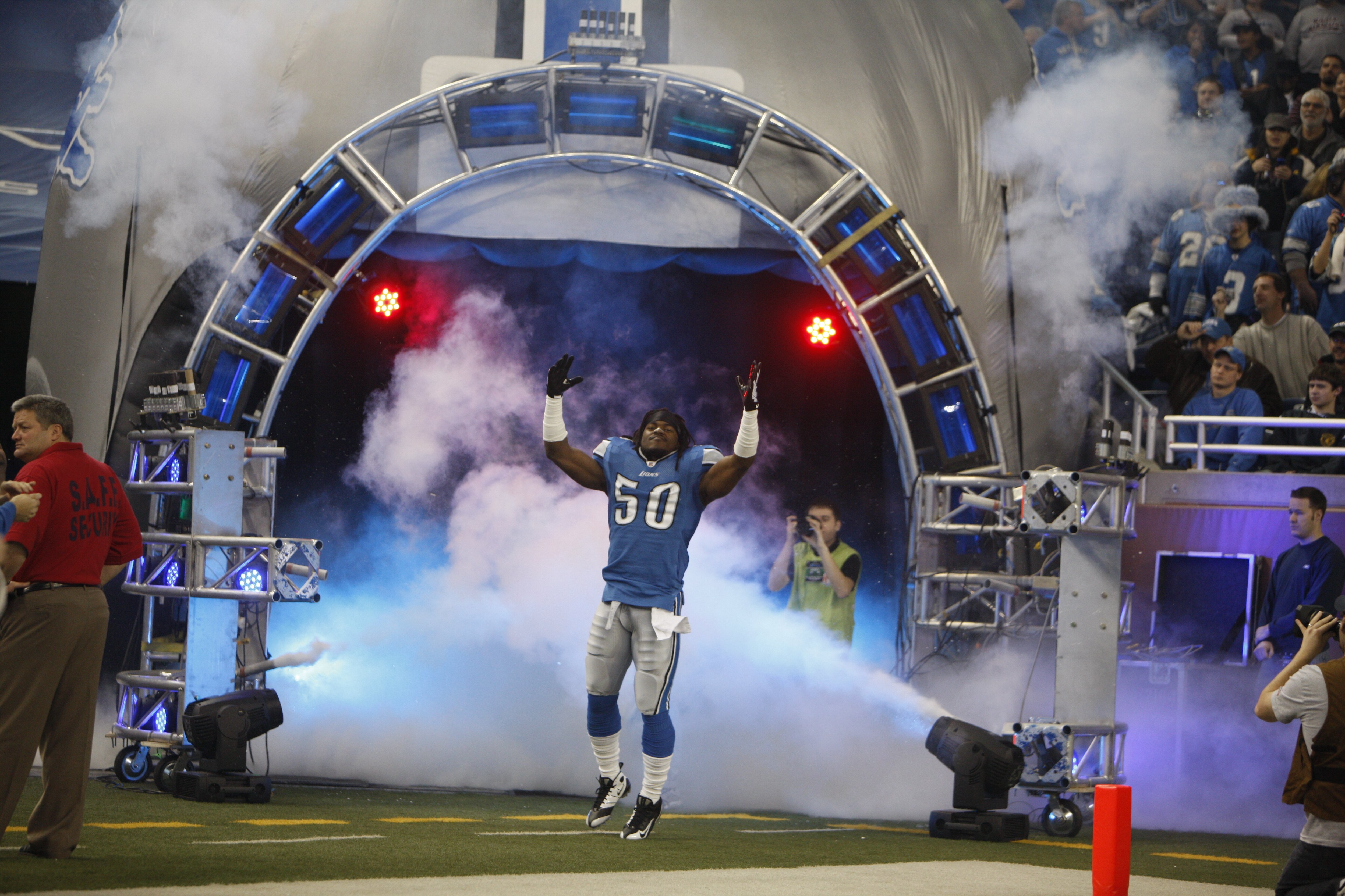 DETROIT - DECEMBER 20:  Ernie Sims #50 of the Detroit Lions takes the field during player introductions prior to playing the Arizona Cardinals on December 20, 2009 at Ford Field in Detroit, Michigan. (Photo by Gregory Shamus/Getty Images)