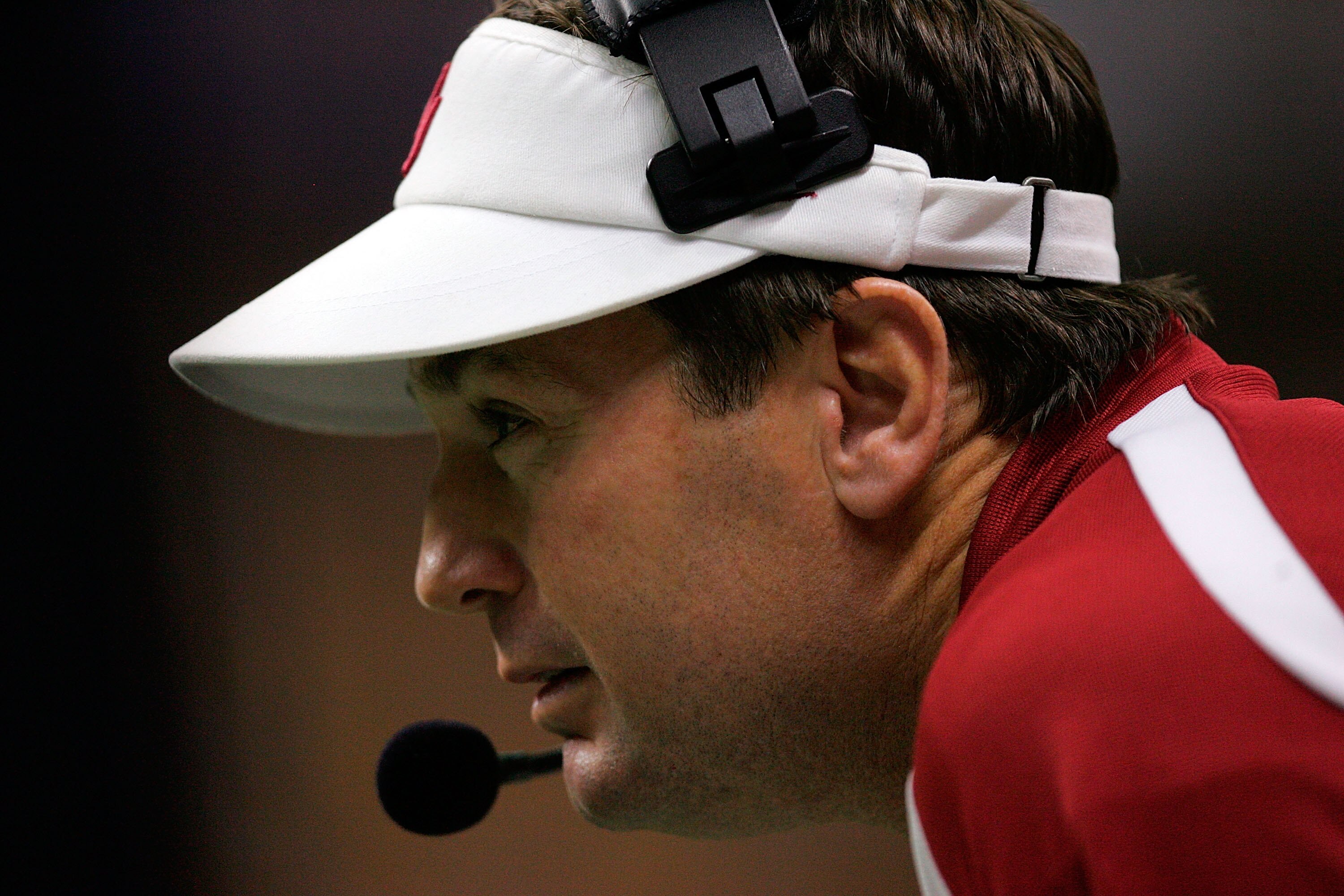 SAN ANTONIO - DECEMBER 1:  Head coach Bob Stoops of the Oklahoma Sooners looks on from the sidelines during the Big 12 Championship at the Alamodome December 1, 2007 in San Antonio, Texas.  (Photo by Ronald Martinez/Getty Images)
