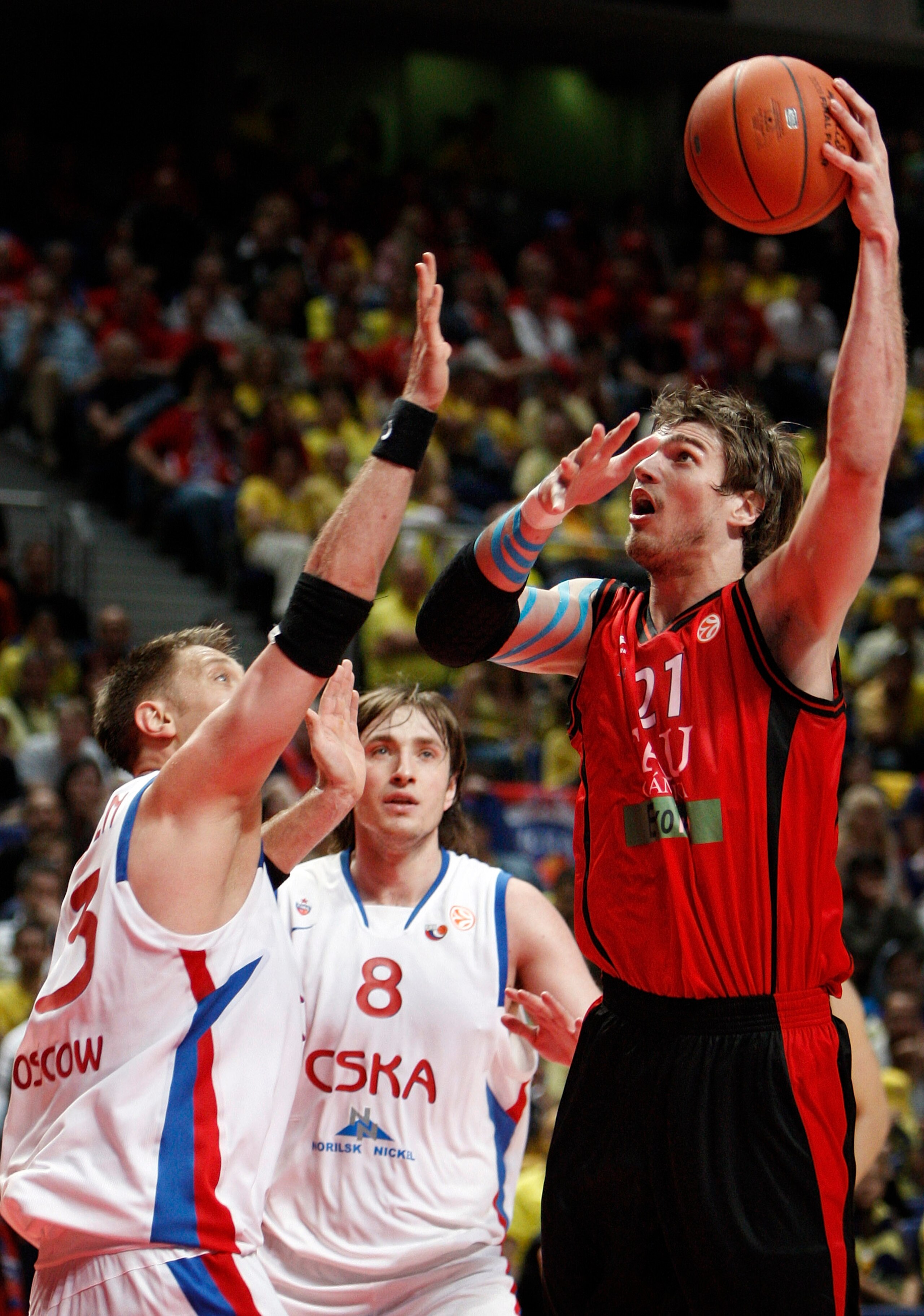 MADRID, SPAIN - MAY 02:   David Andersen (L) and Matjaz Smodis (C) of CSKA Moscow try to block Tiago Splitter (R) of Tau Ceramica during the Euroleague Final Four Semi Final basketball match between Tau Ceramica and CSKA Moscow at the Palacio de Deportes 