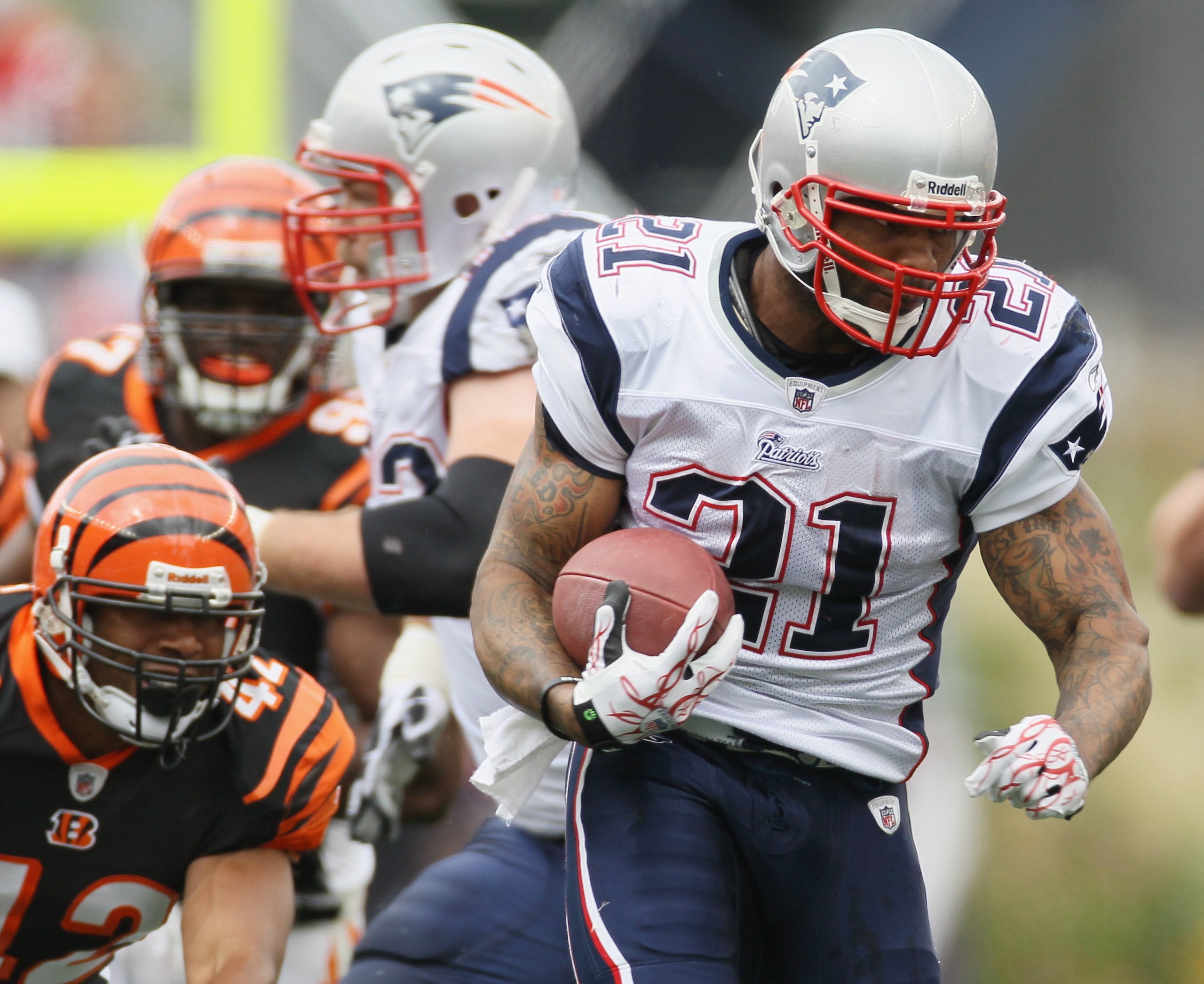 FOXBORO, MA - SEPTEMBER 12:  Fred Taylor #21 of the New England Patriots carries the ball in the first quarter against the Cincinnati Bengals during the NFL season opener on September 12, 2010 at Gillette Stadium in Foxboro, Massachusetts.  (Photo by Elsa