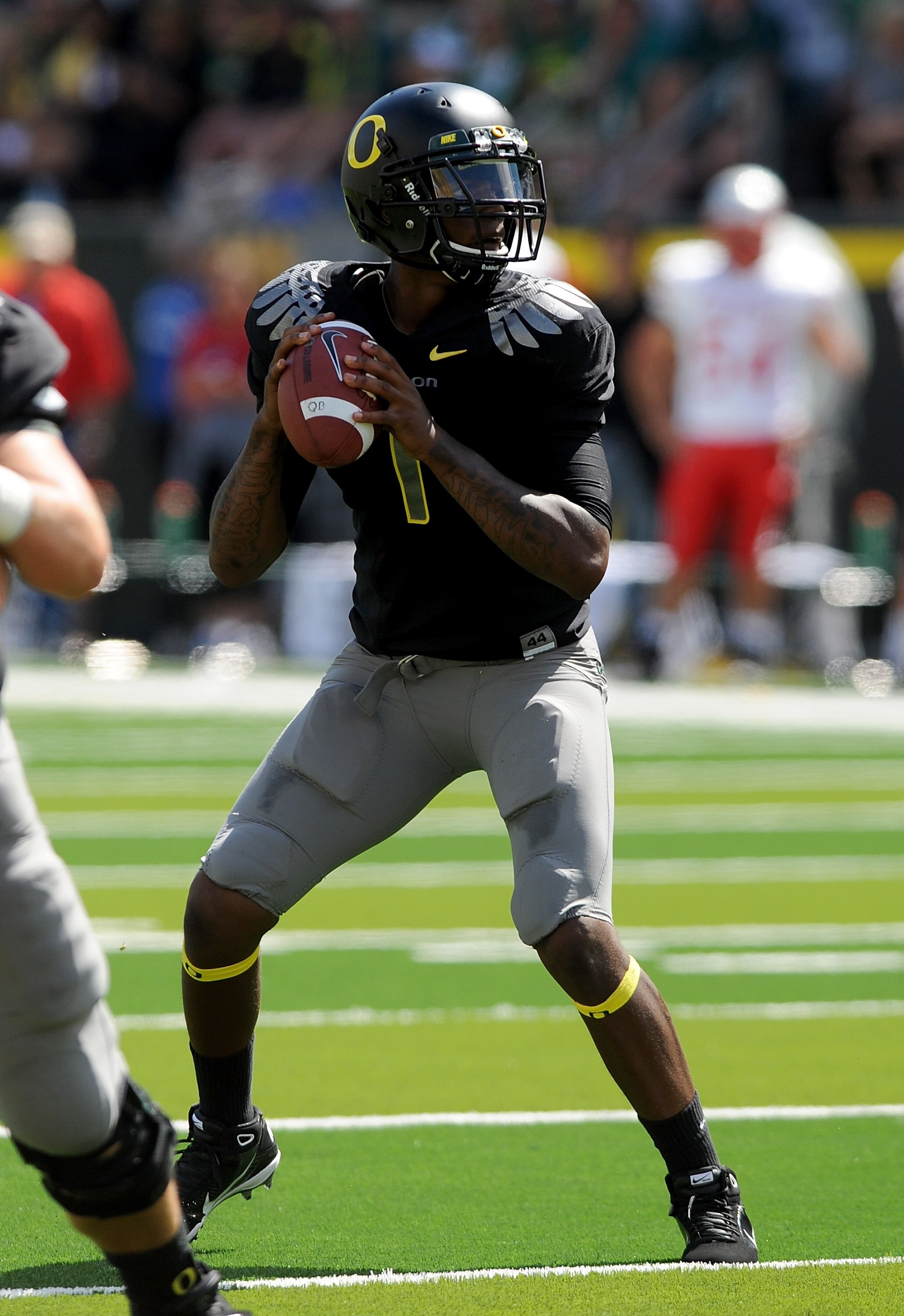 EUGENE, OR - SEPTEMBER 04:  Quarterback Darron Thomas #1 of the Oregon Ducks sets to throw a pass in the first quarter of the game against the New Mexico Lobos at Autzen Stadium on September 4, 2010 in Eugene, Oregon. Oregon won the game 72-0. (Photo by S