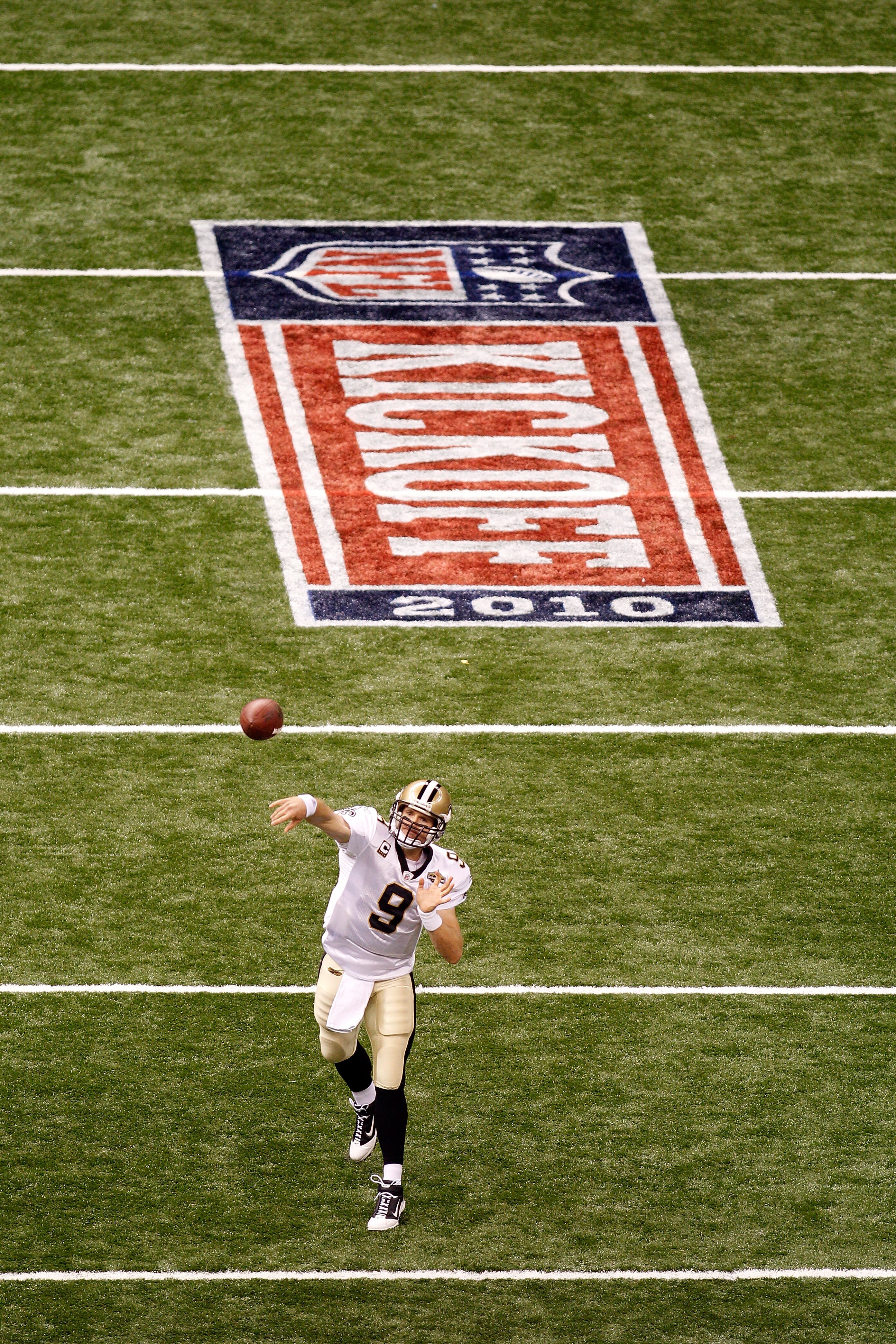 NEW ORLEANS - SEPTEMBER 09:  Drew Brees #9 of the New Orleans Saints throws a pass during warm ups against the Minnesota Vikings at Louisiana Superdome on September 9, 2010 in New Orleans, Louisiana.  (Photo by Chris Graythen/Getty Images)