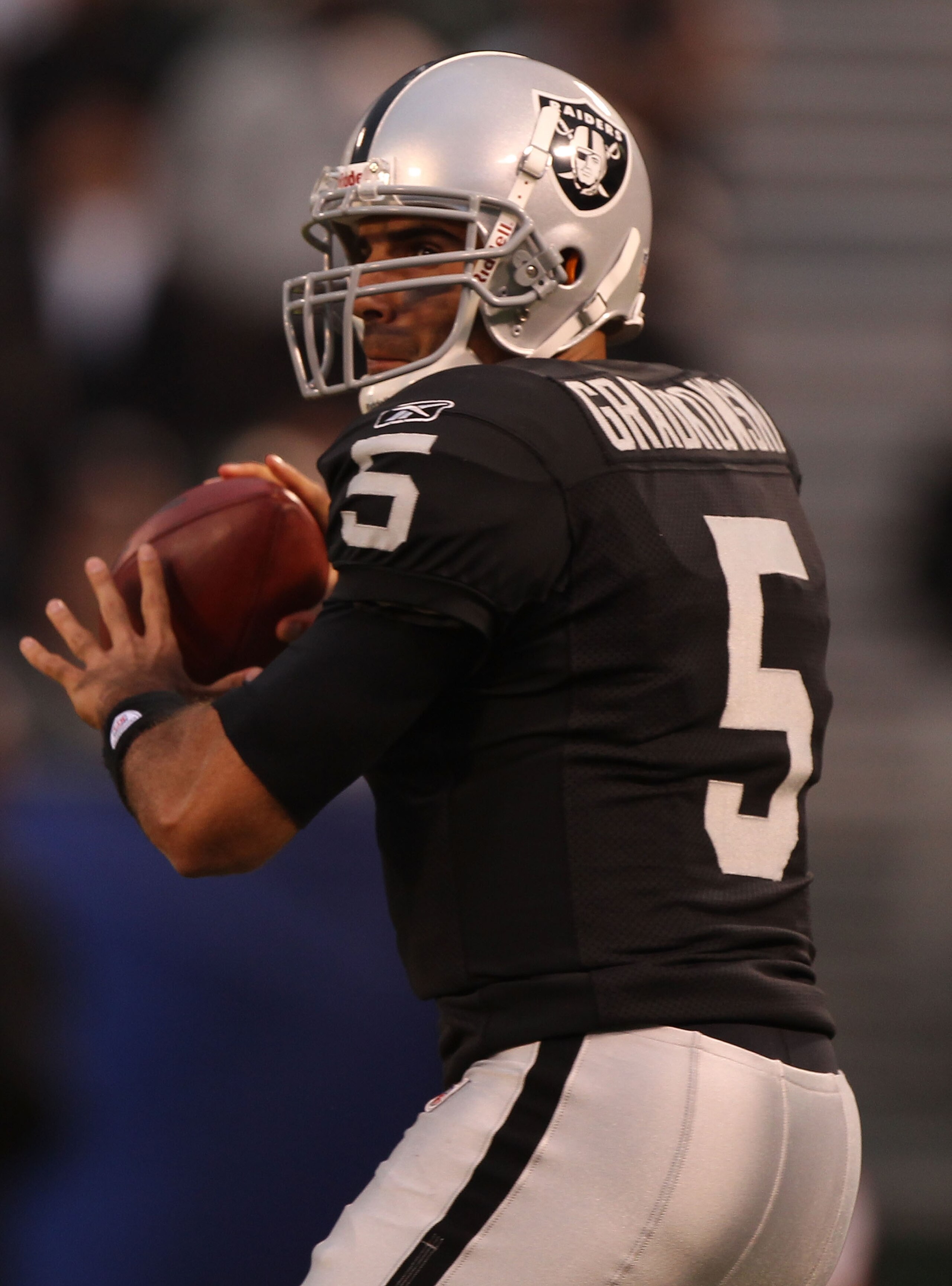 OAKLAND, CA - AUGUST 28:  Bruce Gradkowski #5 of the Oakland Raiders passes against the San Francisco 49ers during an NFL preseason game at Oakland-Alameda County Coliseum on August 28, 2010 in Oakland, California. (Photo by Jed Jacobsohn/Getty Images)