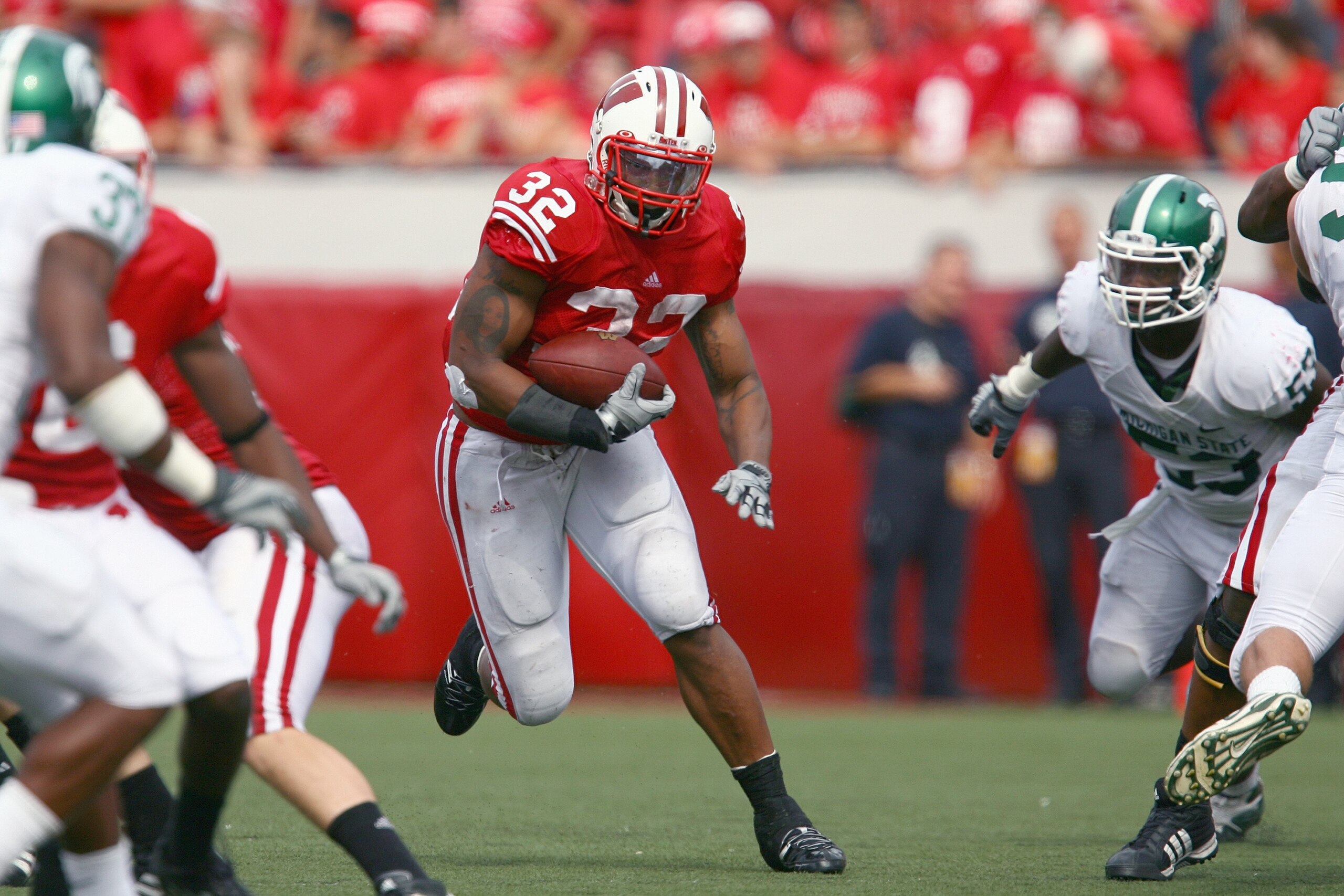 MADISON, WI - SEPTEMBER 26: John Clay #32 of the Wisconsin Badgers carries the ball against the Michigan State Spartans on September 26, 2009 at Camp Randall Stadium in Madison, Wisconsin. (Photo by Jonathan Daniel/Getty Images)
