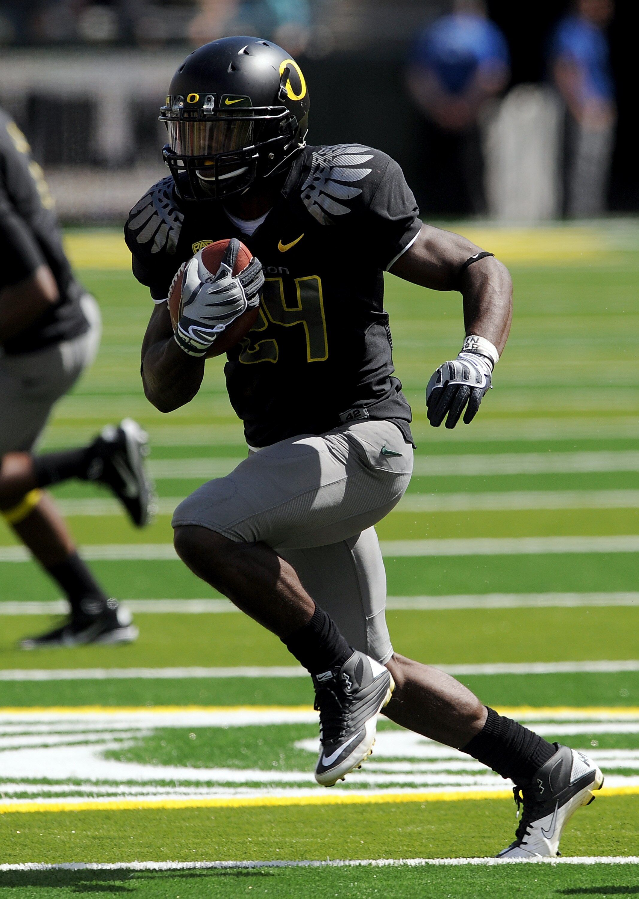EUGENE, OR - SEPTEMBER 04:  Running back Kenjon Barner #24 of the Oregon Ducks breaks loose for a touchdown in the second quarter of the game against the New Mexico Lobos at Autzen Stadium on September 4, 2010 in Eugene, Oregon. Barner had 225 total yards