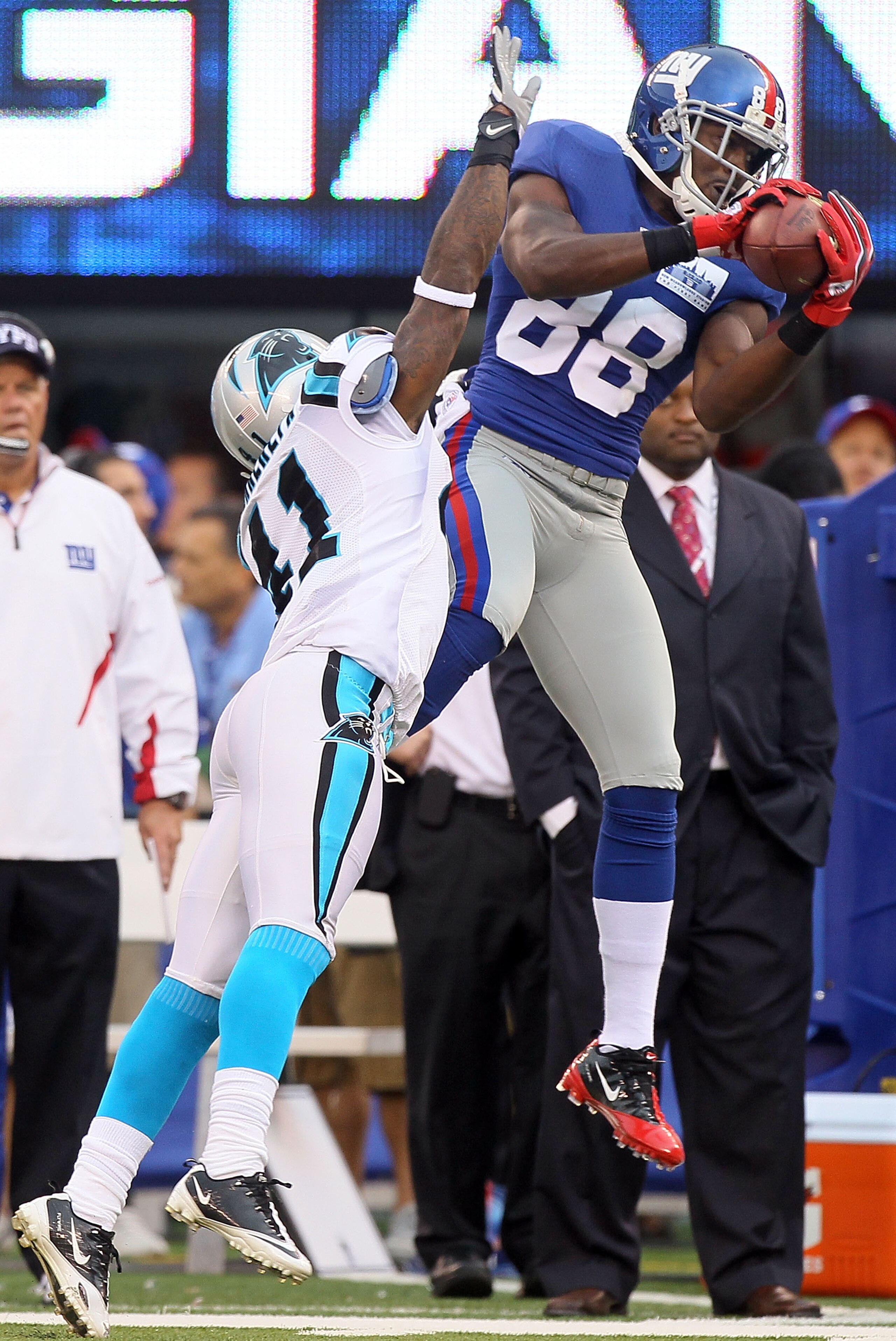 EAST RUTHERFORD, NJ - SEPTEMBER 12:  Hakeem Nicks #88 of the New York Giants goes up for a reception against Captain Munnerlyn #41 of the Carolina Panthers during the second quarter on September 12, 2010 at the New Meadowlands Stadium in East Rutherford,