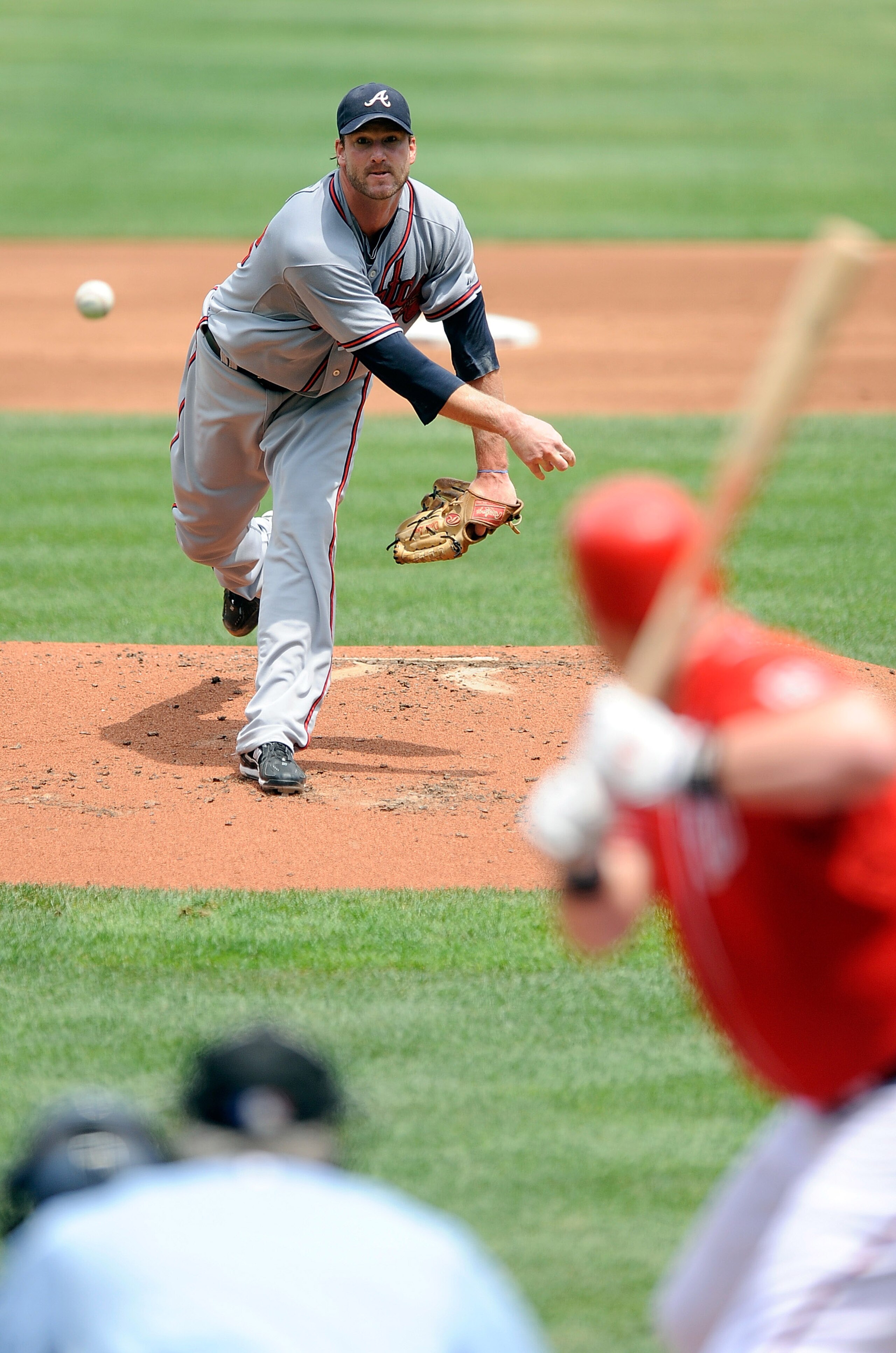 WASHINGTON - JULY 29:  Derek Lowe #32 of the Atlanta Braves pitches to Adam Dunn #44 of the Washington Nationals at Nationals Park on July 29, 2010 in Washington, DC.  (Photo by Greg Fiume/Getty Images)
