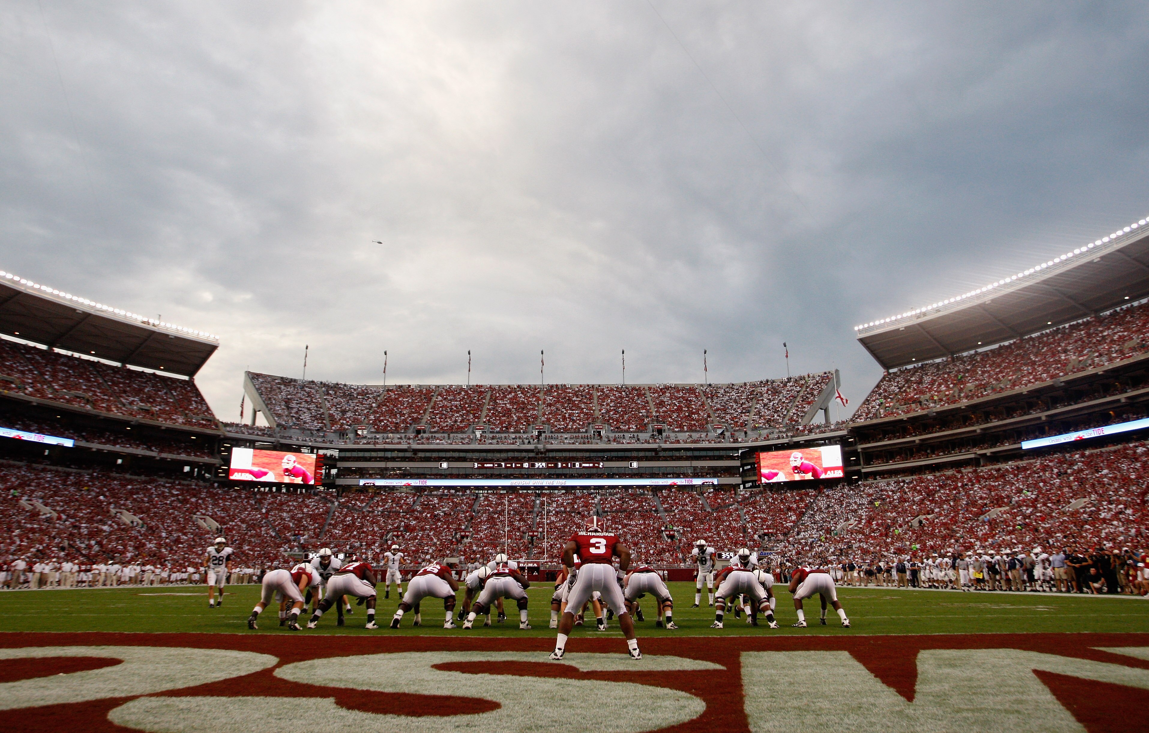 TUSCALOOSA, AL - SEPTEMBER 11:  Trent Richardson #3 and the offense of the Alabama Crimson Tide lines up against the defense of the Penn State Nittany Lions at Bryant-Denny Stadium on September 11, 2010 in Tuscaloosa, Alabama.  (Photo by Kevin C. Cox/Gett