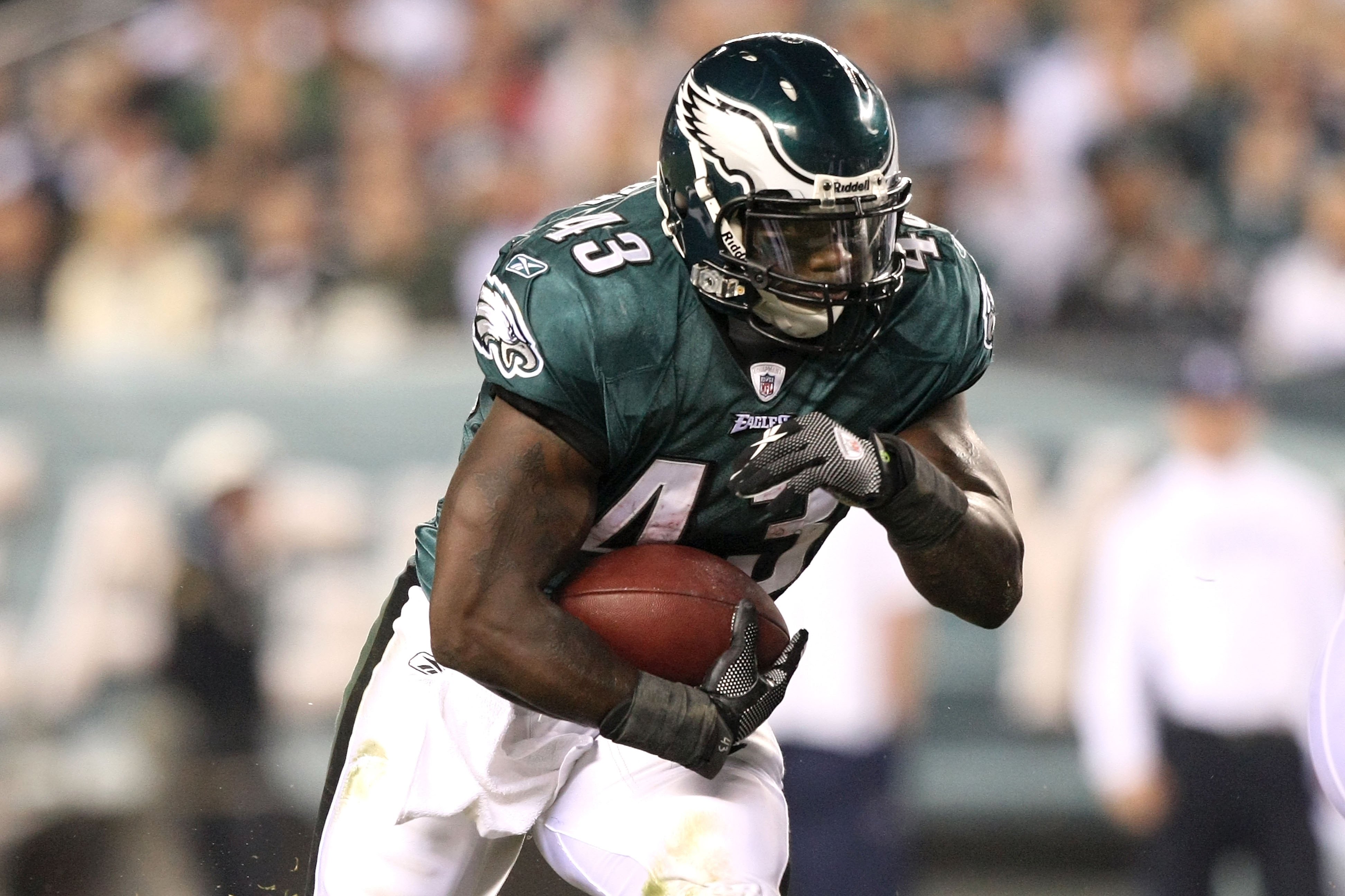 PHILADELPHIA - NOVEMBER 08:  Leonard Weaver #43 of the Philadelphia Eagles runs the ball against the Dallas Cowboys at Lincoln Financial Field on November 8, 2009 in Philadelphia, Pennsylvania.  (Photo by Al Bello/Getty Images)