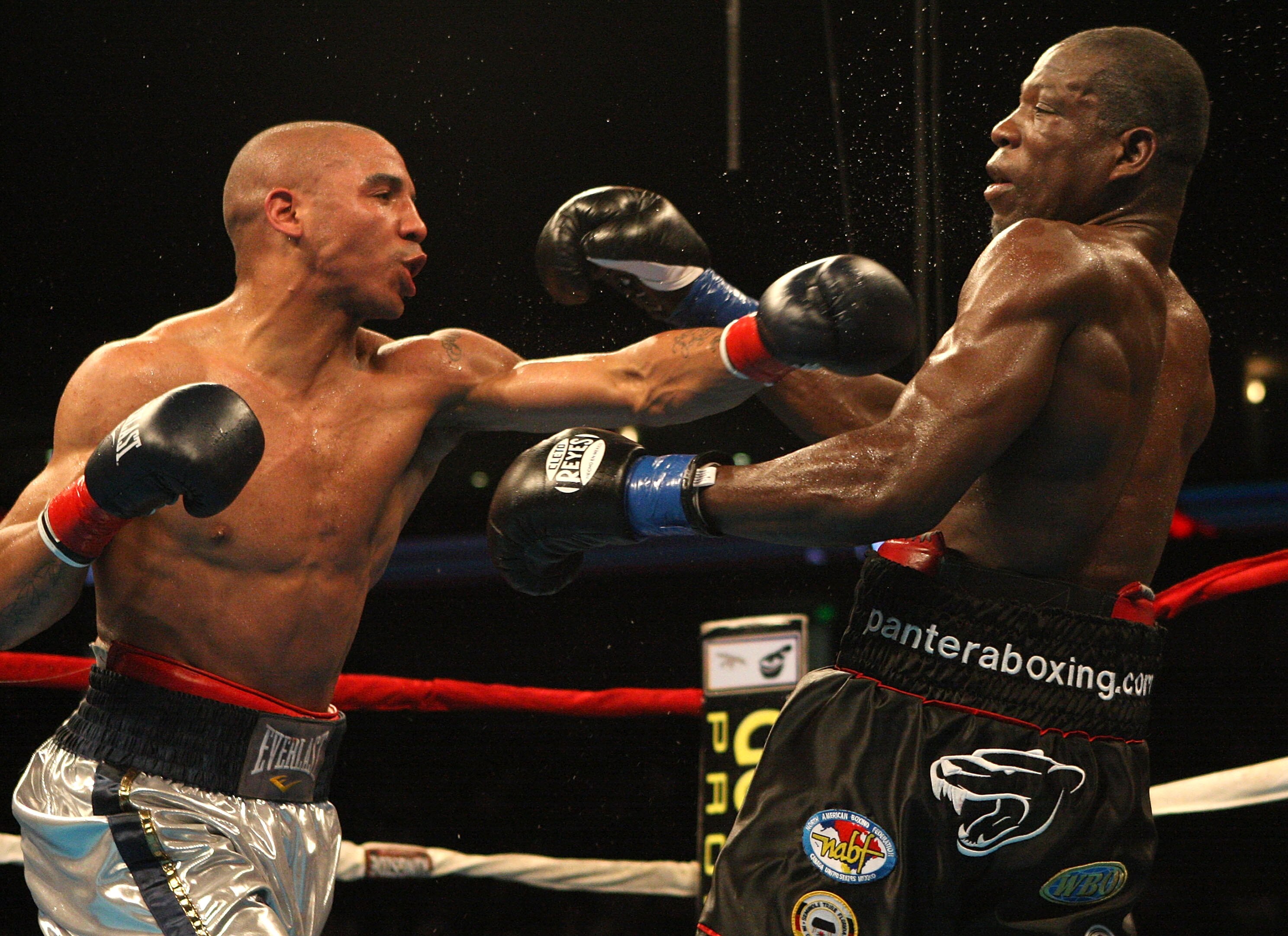 OAKLAND, CA - MAY 16:  Andre Ward (L) punches Edison Miranda during the NABO and NABF Super Middleweight Championship boxing match on May 16, 2009 at the Oakland-Alameda County Coliseum in Oakland, California.  (Photo by Jed Jacobsohn/Getty Images)