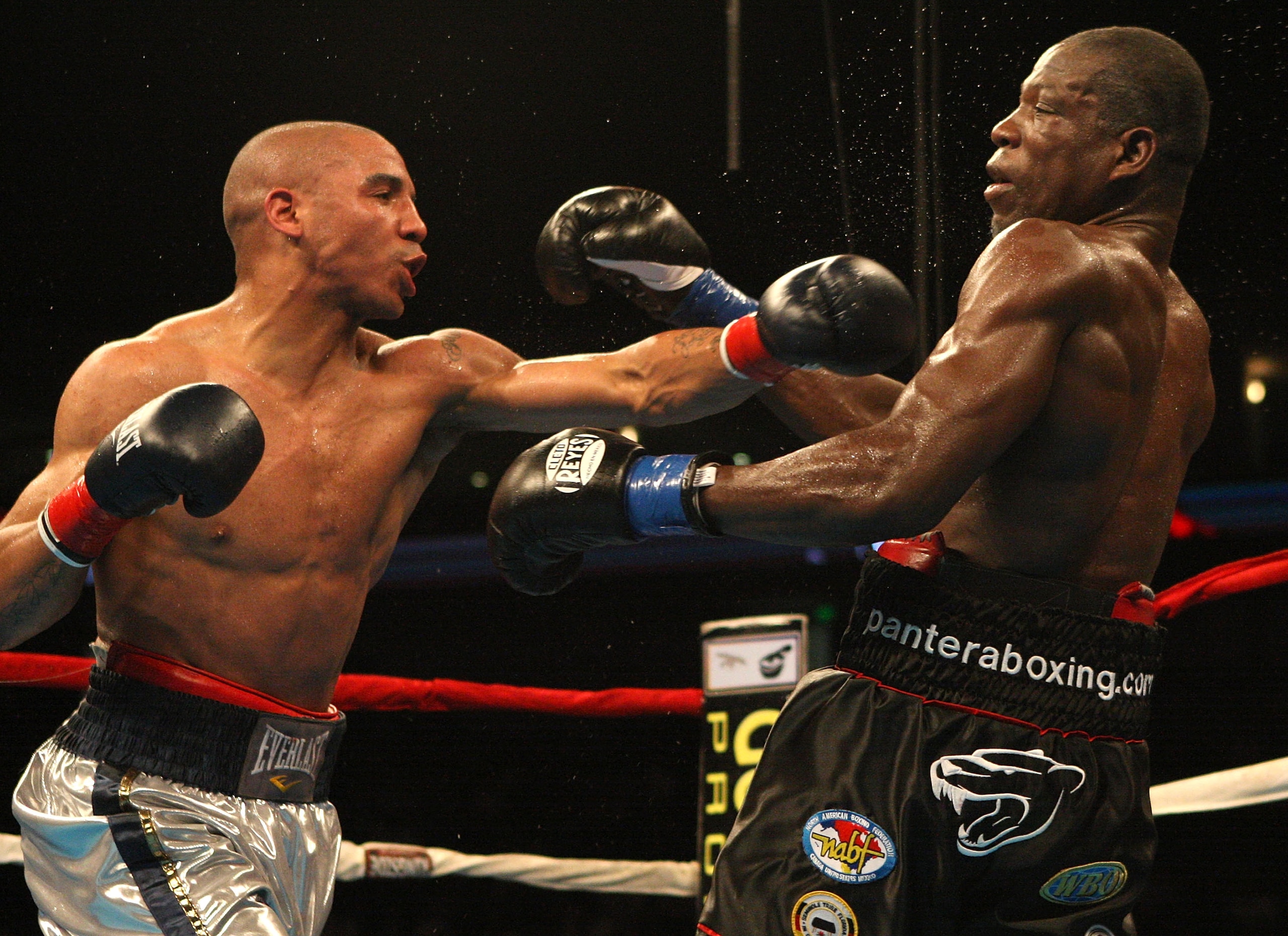OAKLAND, CA - MAY 16:  Andre Ward (L) punches Edison Miranda during the NABO and NABF Super Middleweight Championship boxing match on May 16, 2009 at the Oakland-Alameda County Coliseum in Oakland, California.  (Photo by Jed Jacobsohn/Getty Images)