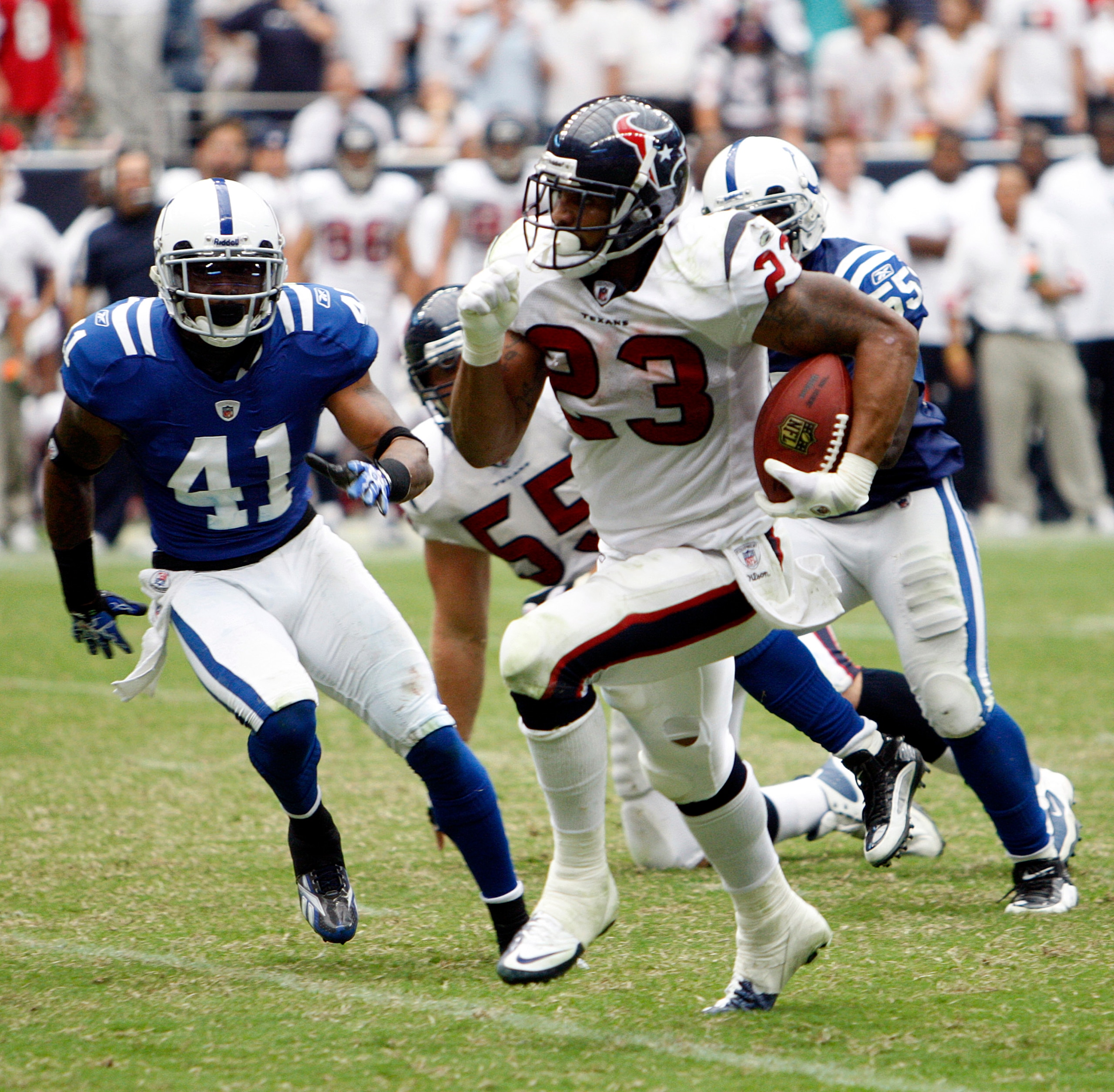 HOUSTON - SEPTEMBER 12:  Running back Arian Foster #23 of the Houston Texans rushes past defensive back Antoine Bethea #41 of the Indianapolis Colts during the NFL season opener at Reliant Stadium on September 12, 2010 in Houston, Texas.  (Photo by Bob Le