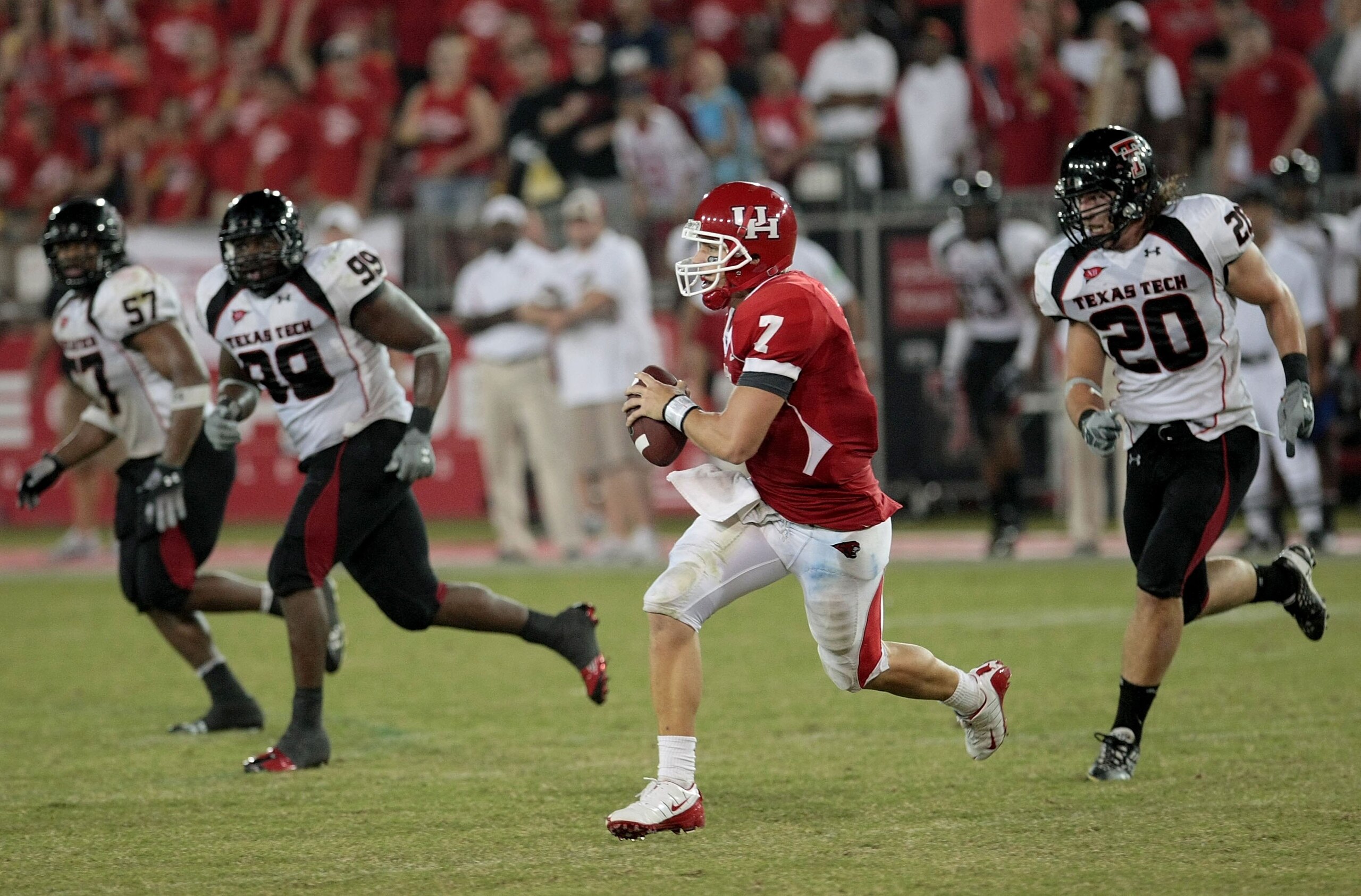 HOUSTON - SEPTEMBER 26:  Quarterback Case Keenum #7 of the Houston Cougars scrambles against the Texas Tech Red Raiders at Robertson Stadium on September 26, 2009 in Houston, Texas.  (Photo by Thomas B. Shea/Getty Images)