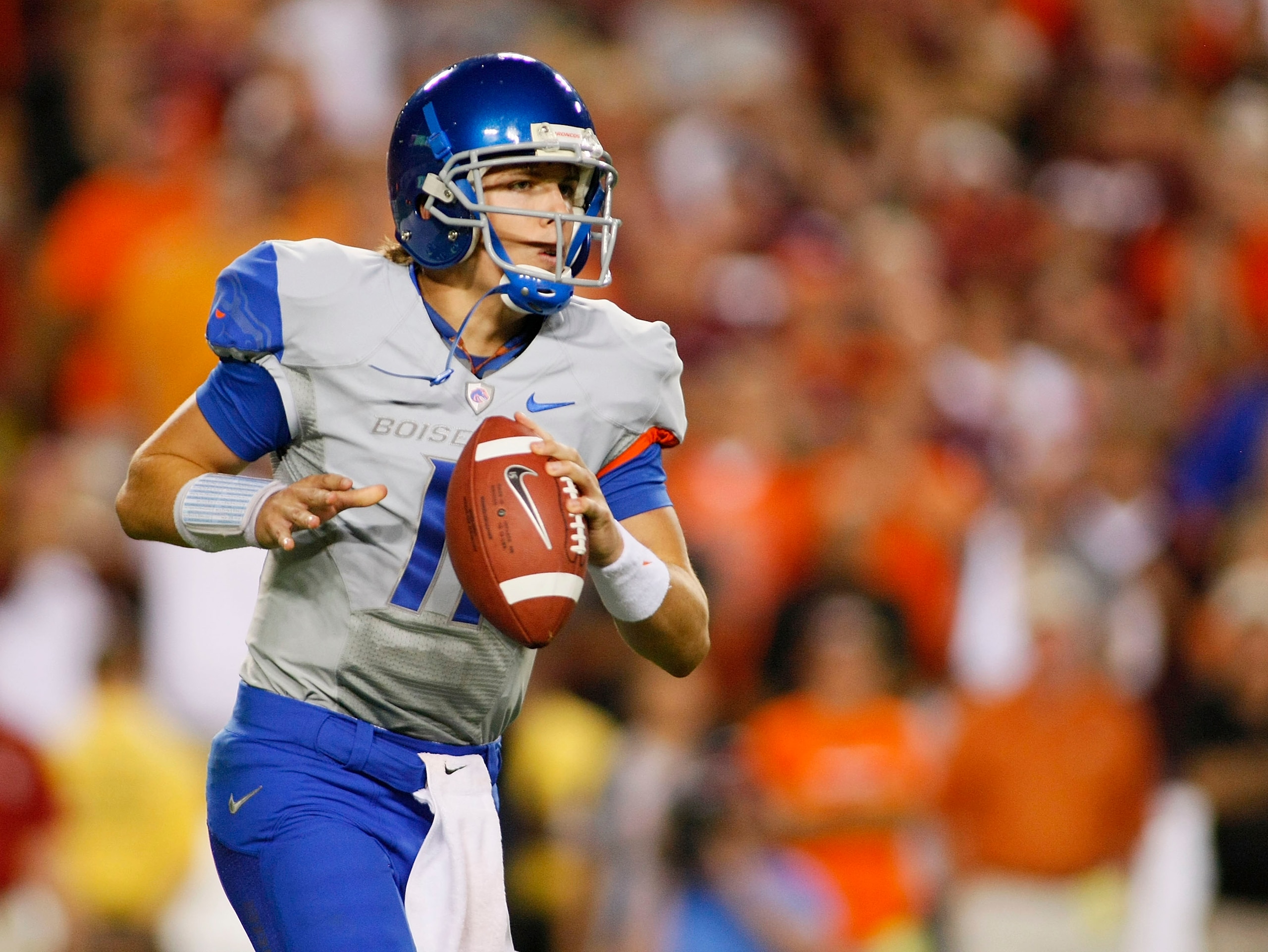 LANDOVER, MD - SEPTEMBER 06:  Quarterback Kellen Moore #11 of the Boise State Broncos prepares to pass against the Virginia Tech Hokies at FedExField on September 6, 2010 in Landover, Maryland.  (Photo by Geoff Burke/Getty Images)