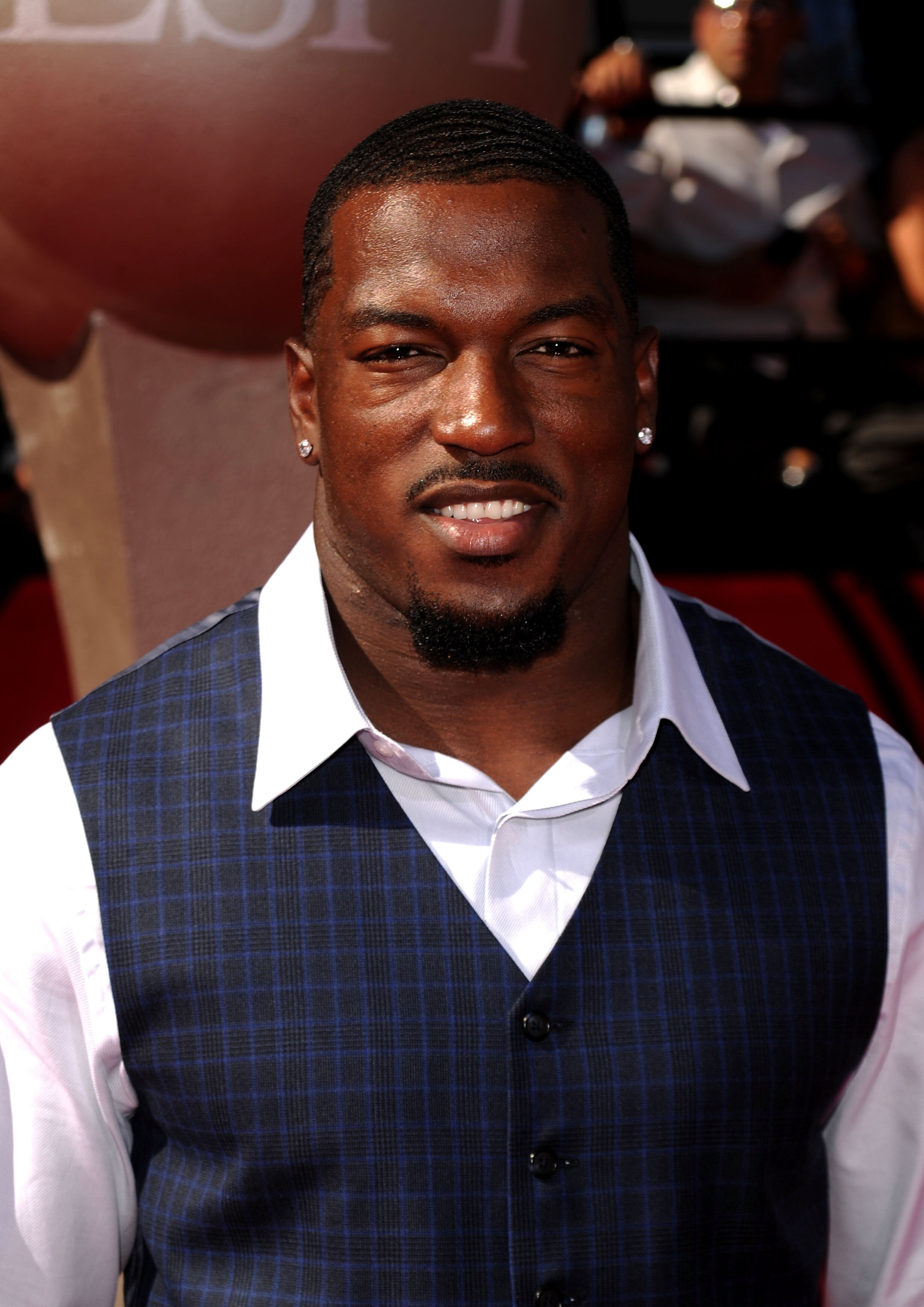 LOS ANGELES, CA - JULY 14:  NFL linebacker Patrick Willis arrives at the 2010 ESPY Awards at Nokia Theatre L.A. Live on July 14, 2010 in Los Angeles, California.  (Photo by Jason Merritt/Getty Images)