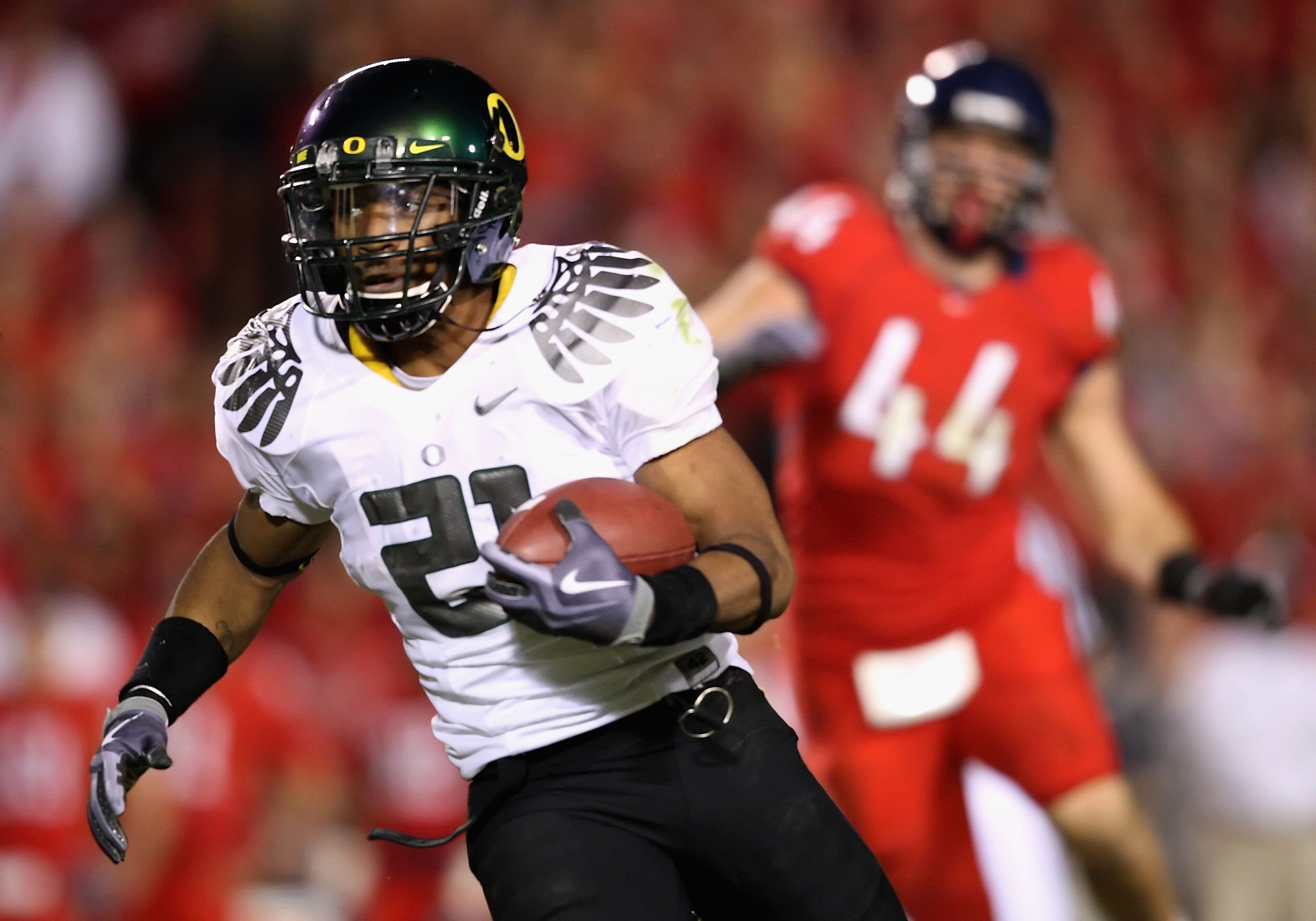 TUCSON, AZ - NOVEMBER 21: Runningback LaMichael James #21 of the Oregon Ducks rushes the ball against the Arizona Wildcats during the college football game at Arizona Stadium on November 21, 2009 in Tucson, Arizona. The Ducks defeated the Wildcats 44-41 TUCSON, AZ - NOVEMBER 21: Runningback LaMichael James #21 of the Oregon Ducks rushes the ball against the Arizona Wildcats during the college football game at Arizona Stadium on November 21, 2009 in Tucson, Arizona. The Ducks defeated the Wildcats 44-41