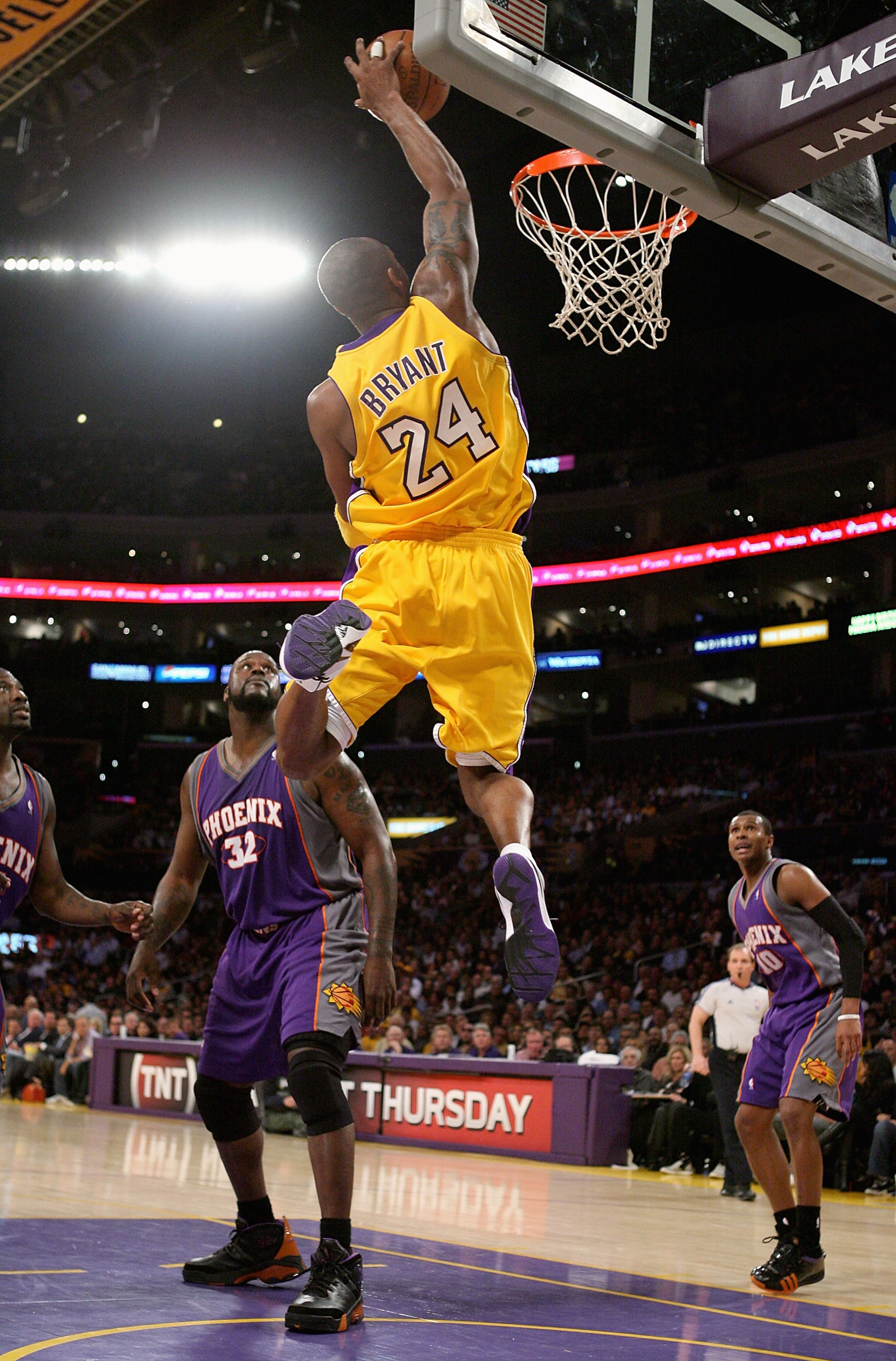 LOS ANGELES, CA - FEBRUARY 26:  Kobe Bryant #24 of the Los Angeles Lakers dunks as Shaquille O'Neal #32 of the Phoenix Suns looks on during the NBA game at Staples Center on February 26, 2009 in Los Angeles, California.  NOTE TO USER: User expressly ackno