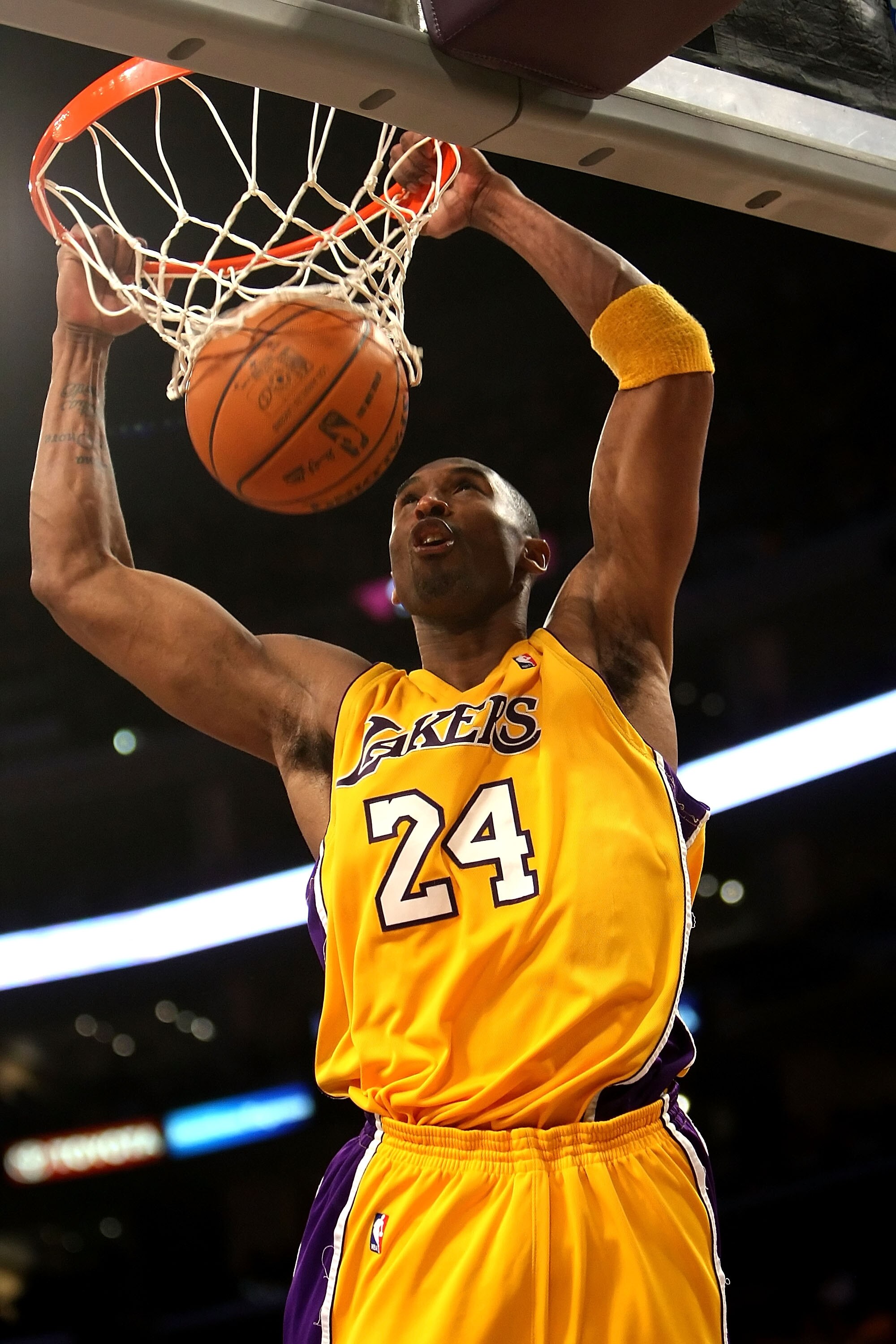 LOS ANGELES, CA - MAY 19:  Kobe Bryant #24 of the Los Angeles Lakers dunks the ball in the third quarter against the Denver Nuggets in Game One of the Western Conference Finals during the 2009 NBA Playoffs at Staples Center on May 19, 2009 in Los Angeles,